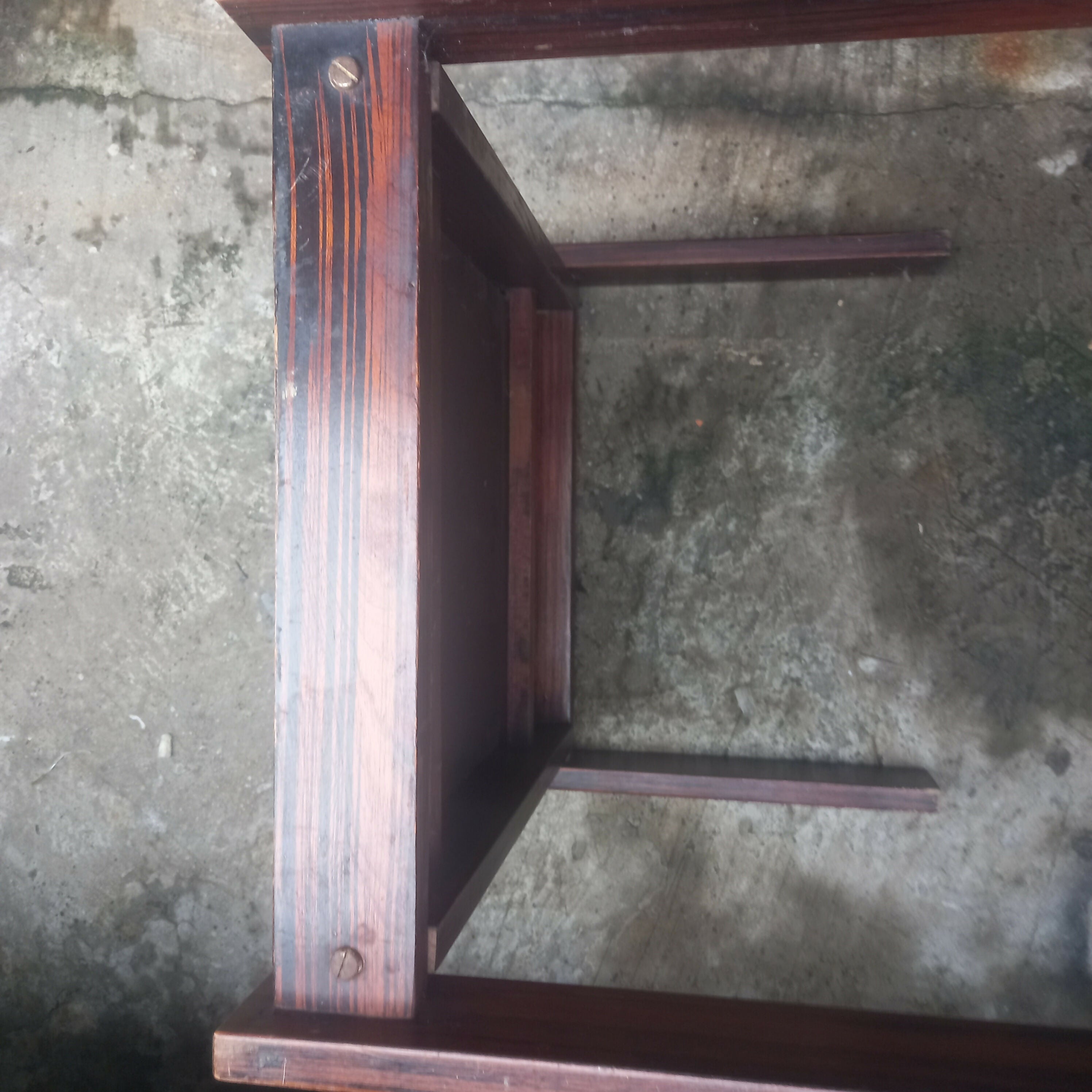 Mesa auxiliar quadrada em madeira