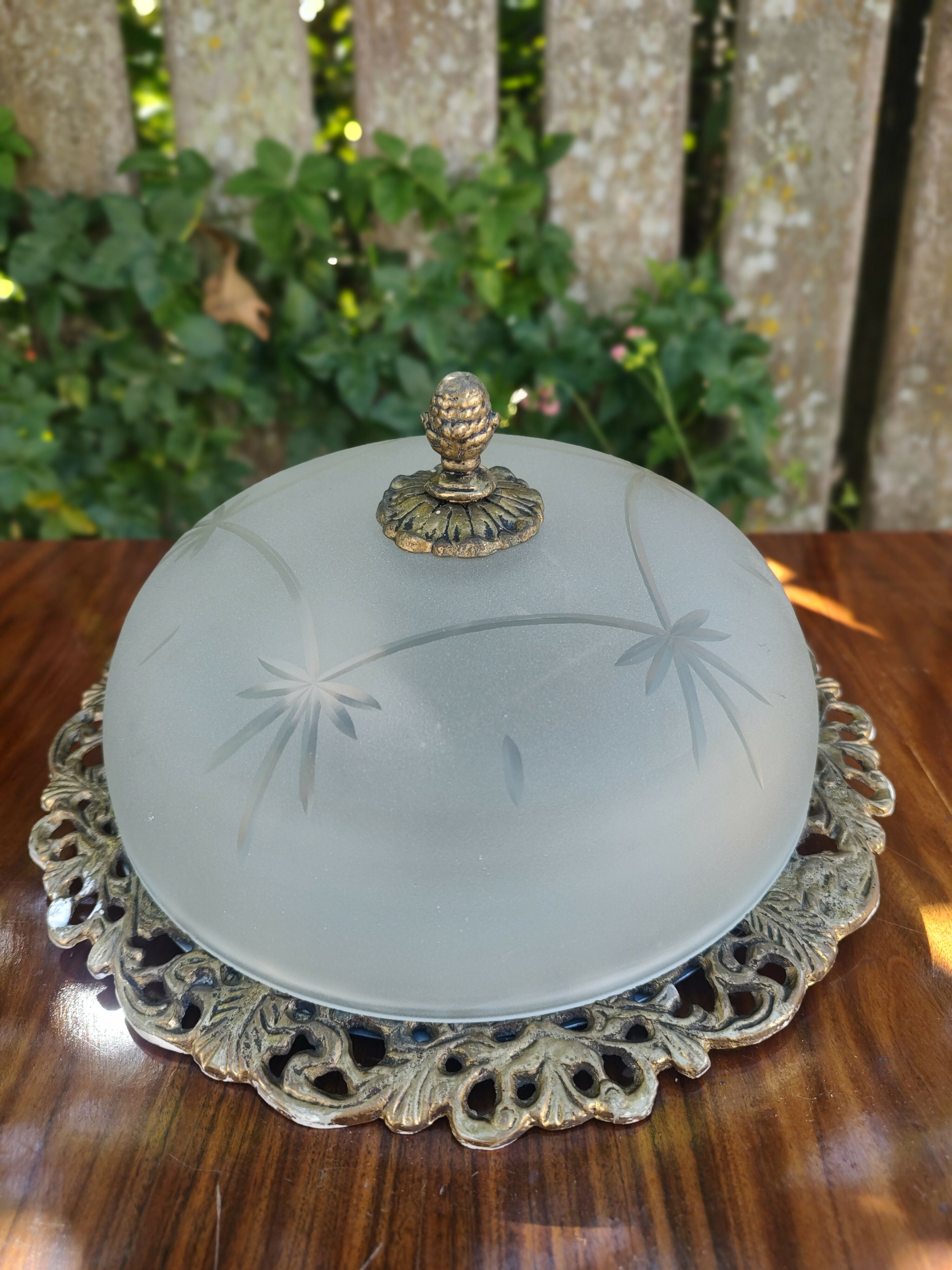 Plafon / Luminária de Teto em Metal dourado e vidro jateado