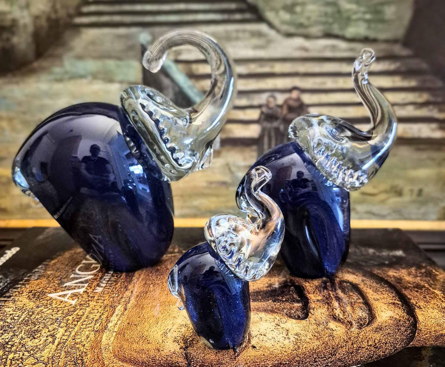 Trio de elefantes, em perfeito estado,  em vidro artístico azul escuro.  São uma graça!