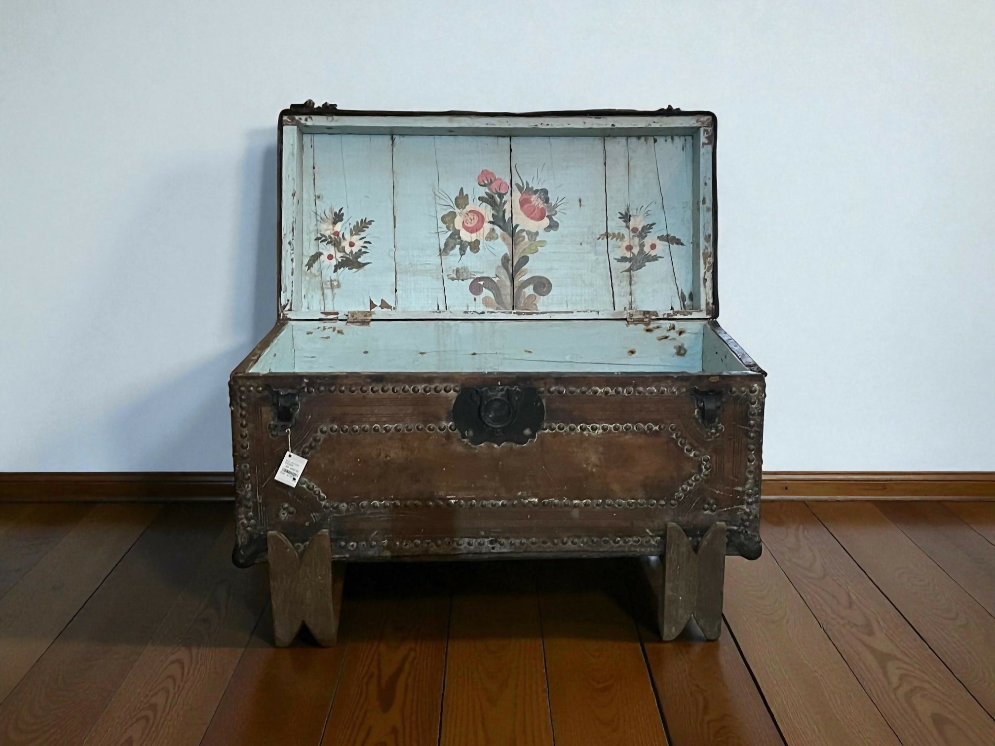 BAÚ DE VIAGEM ANTIGO ESTILO MANUELINO (COURO)