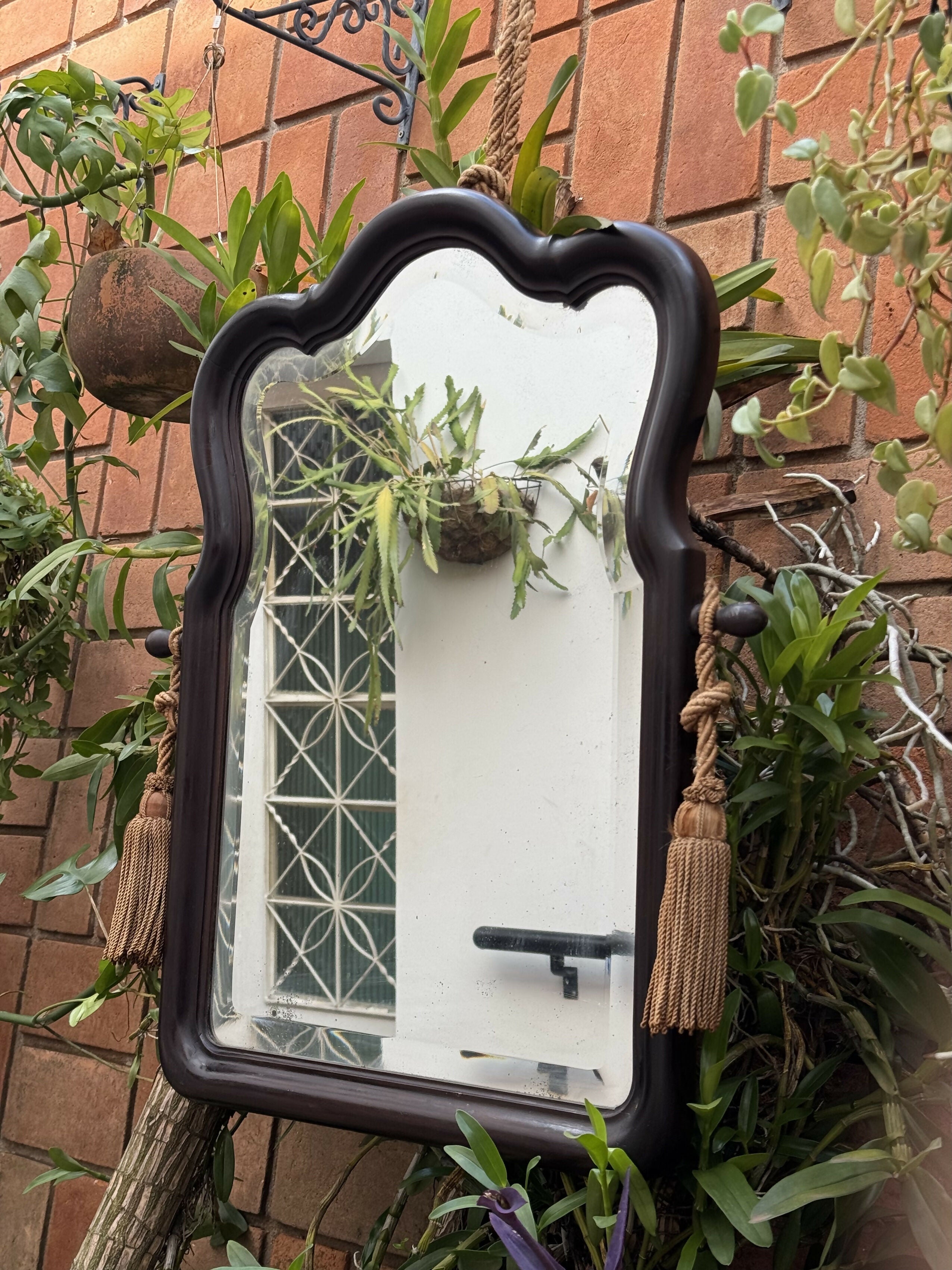 Lindo espelho bisotado muito antigo com adornos e madeira maciça