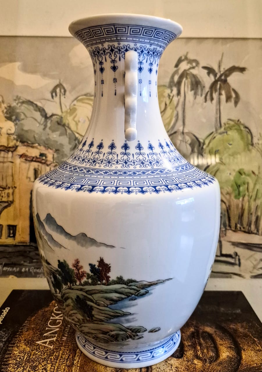 Maravilhoso vaso em porcelana vintage chinesa Jingdezhen com pintura à mão de paisagem montanhosa, estilo Shanshui.