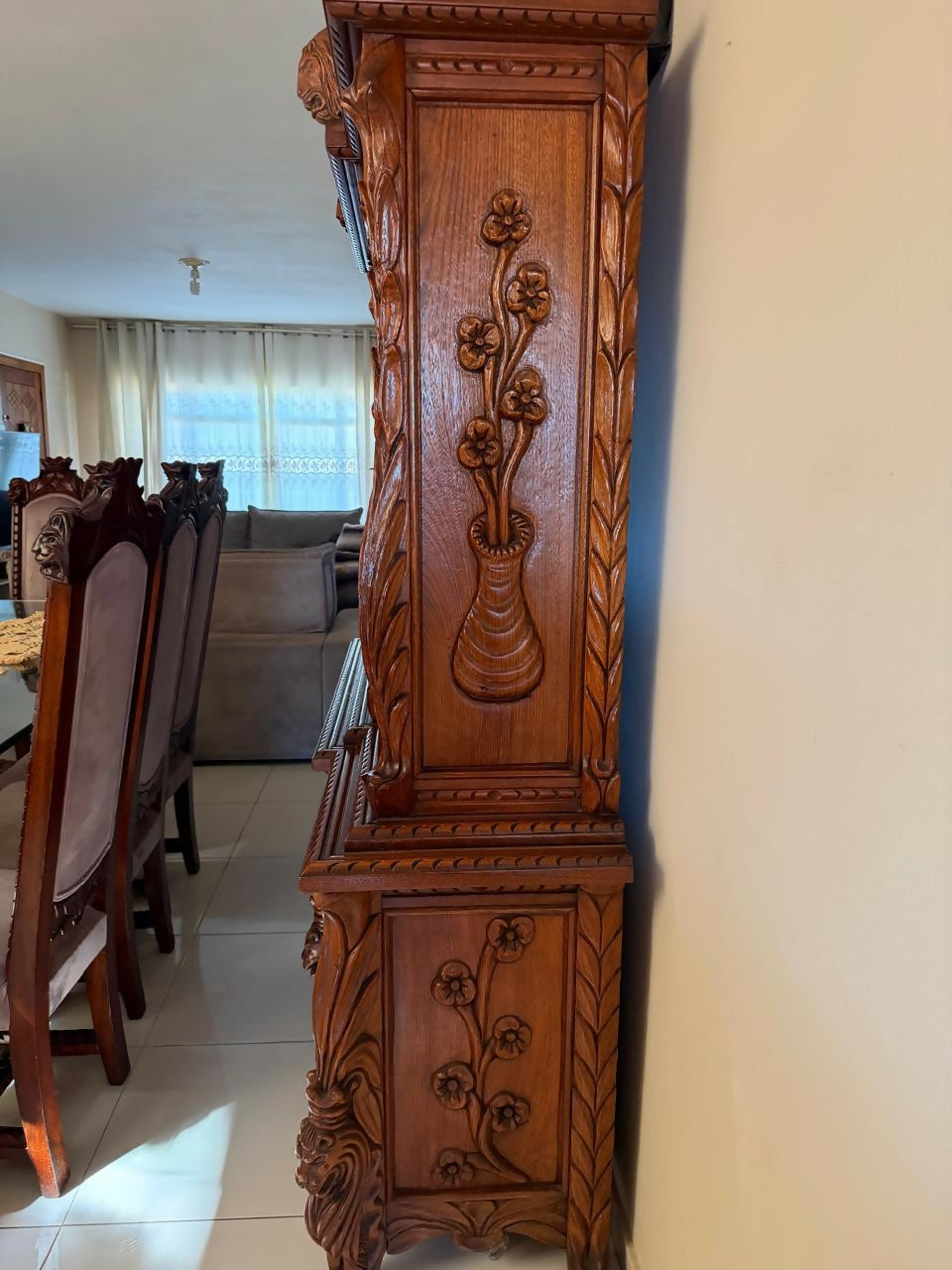 Conjunto Sala de Jantar + Cristaleira + Mesa Centro e Canto - em Mogno Maciço Entalhado – Peça Clássica de Alto Padrão