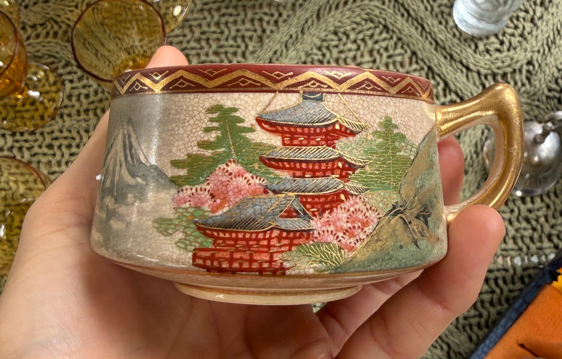 Xícara Japonesa Antiga Estilo Satsuma com Pagode e Detalhes em dourado
