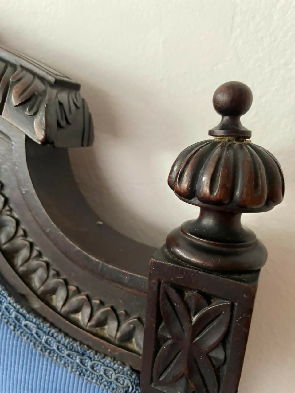 Majestosa Poltrona Luís XVI entalhada azul século XIX