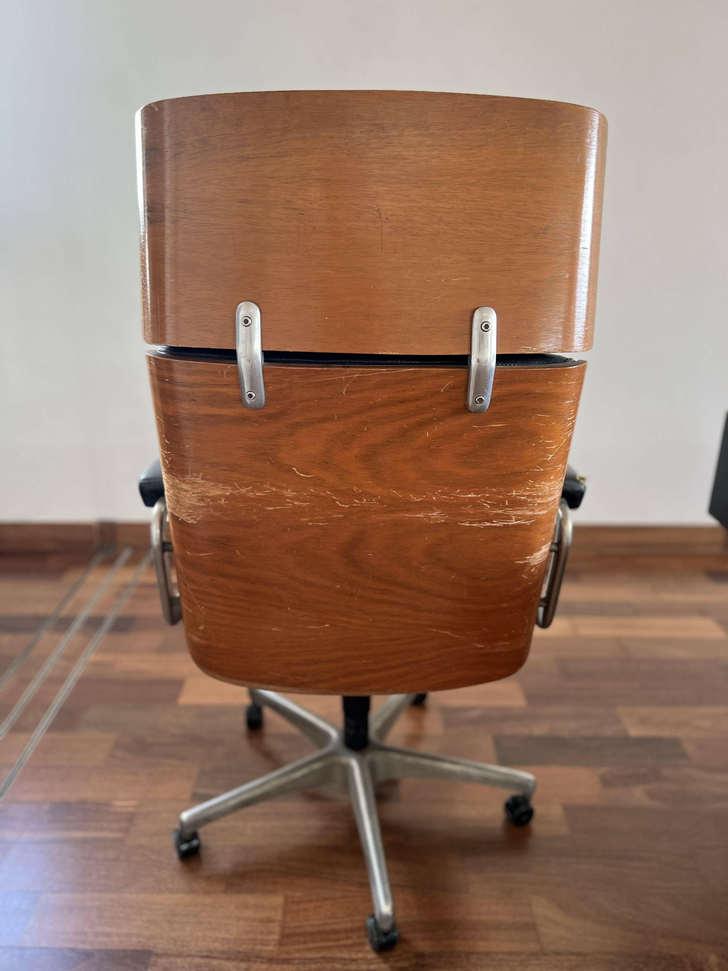 Cadeira escritório Giratória Modelo Eames Presidente