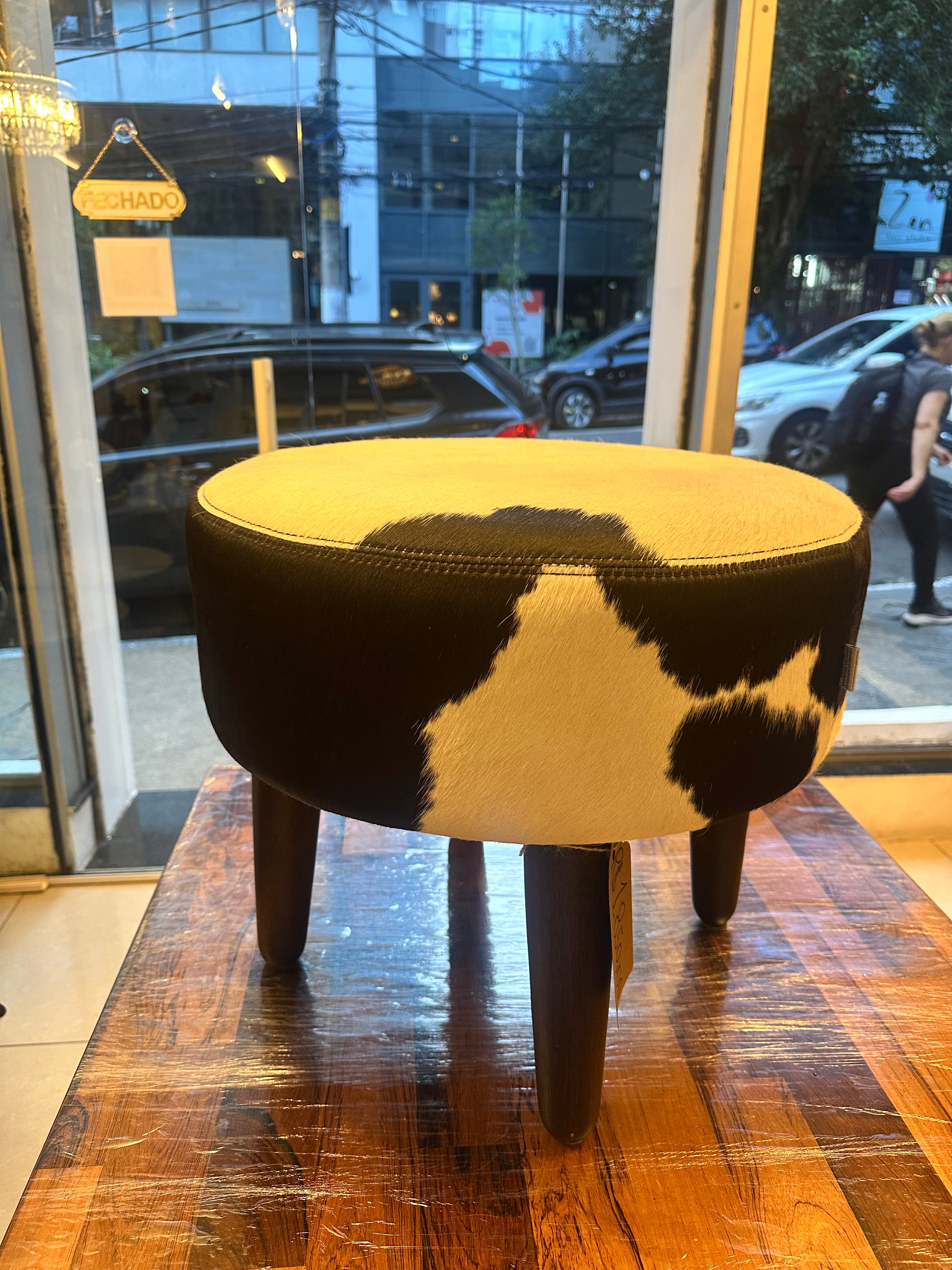 PUFF REDONDO com padrão de couro bovino | DESIGN CONTEMPORÂNEO