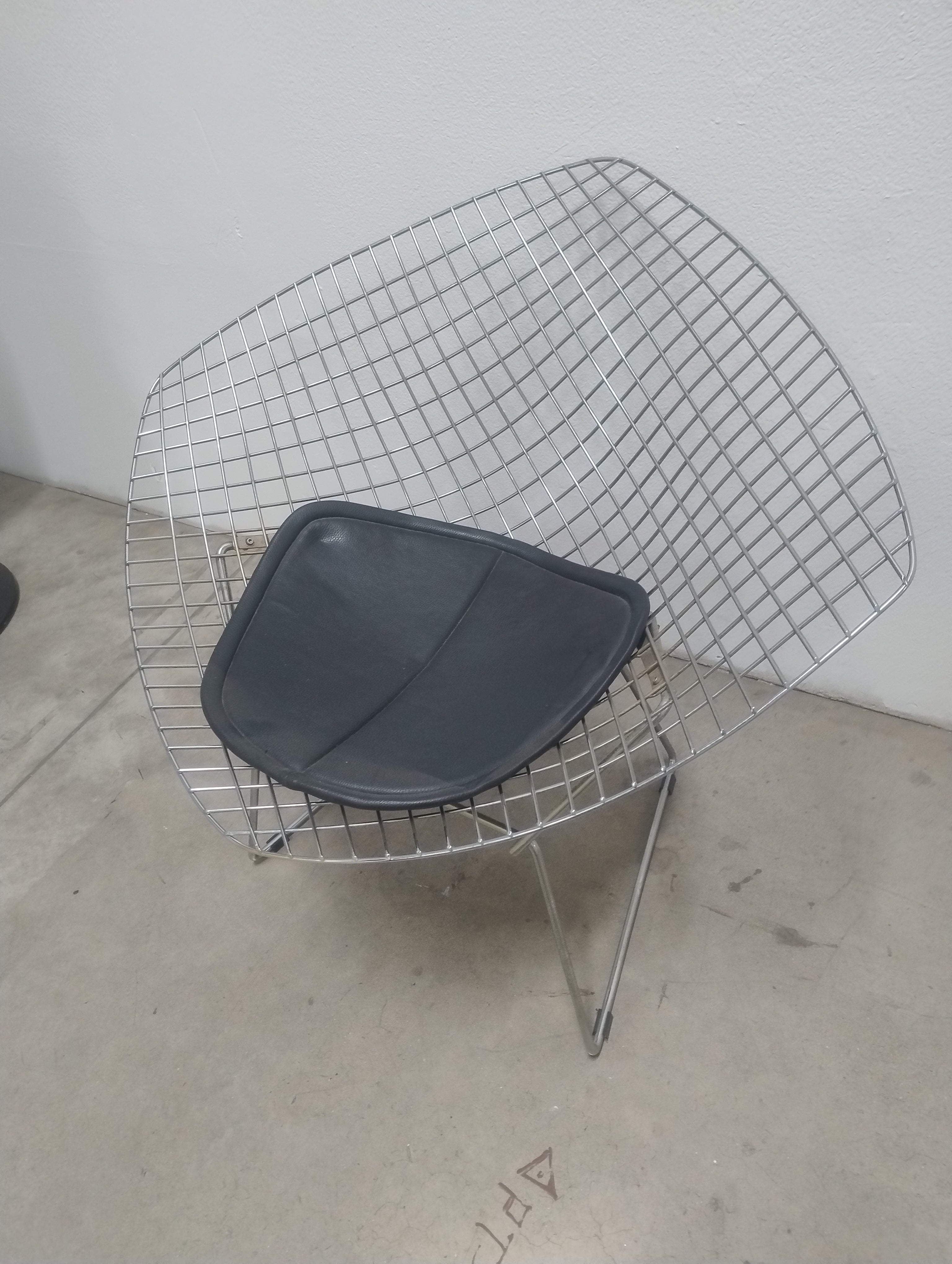 Par de Poltronas Bertoias Cromadas Aramadas com assento preto 