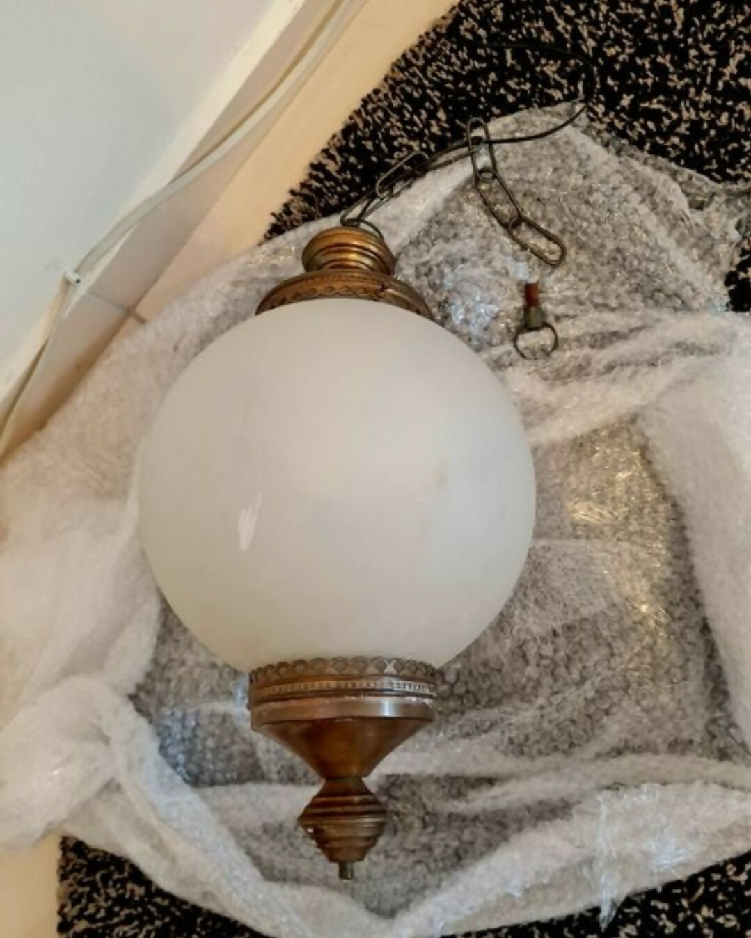 lustre de bronze com cúpula redonda leitosa