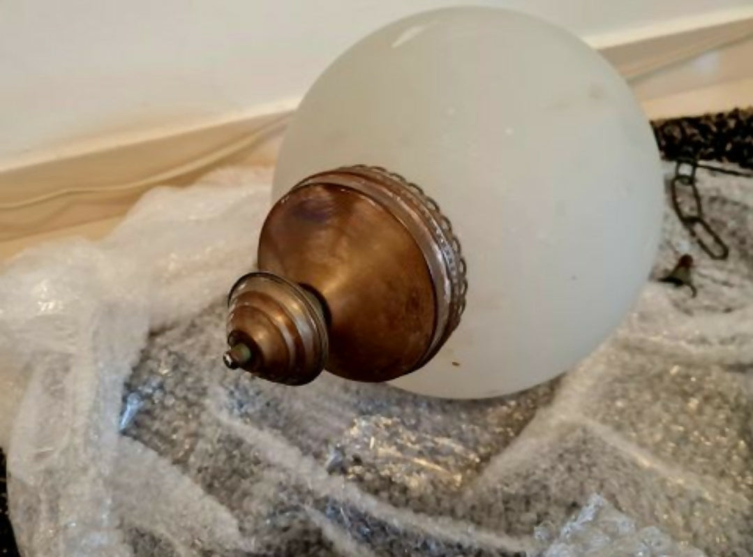 lustre de bronze com cúpula redonda leitosa