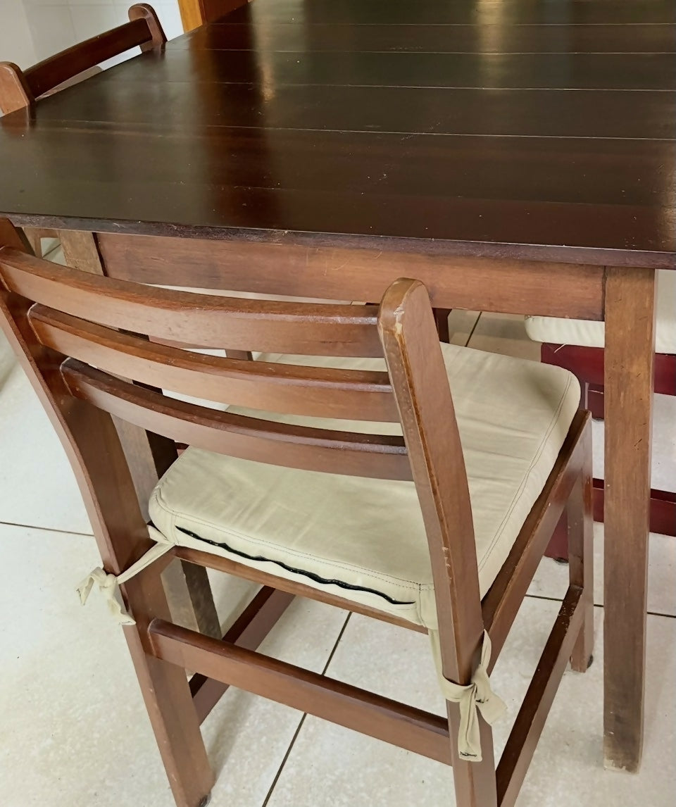 4 Cadeiras de madeira com almofada