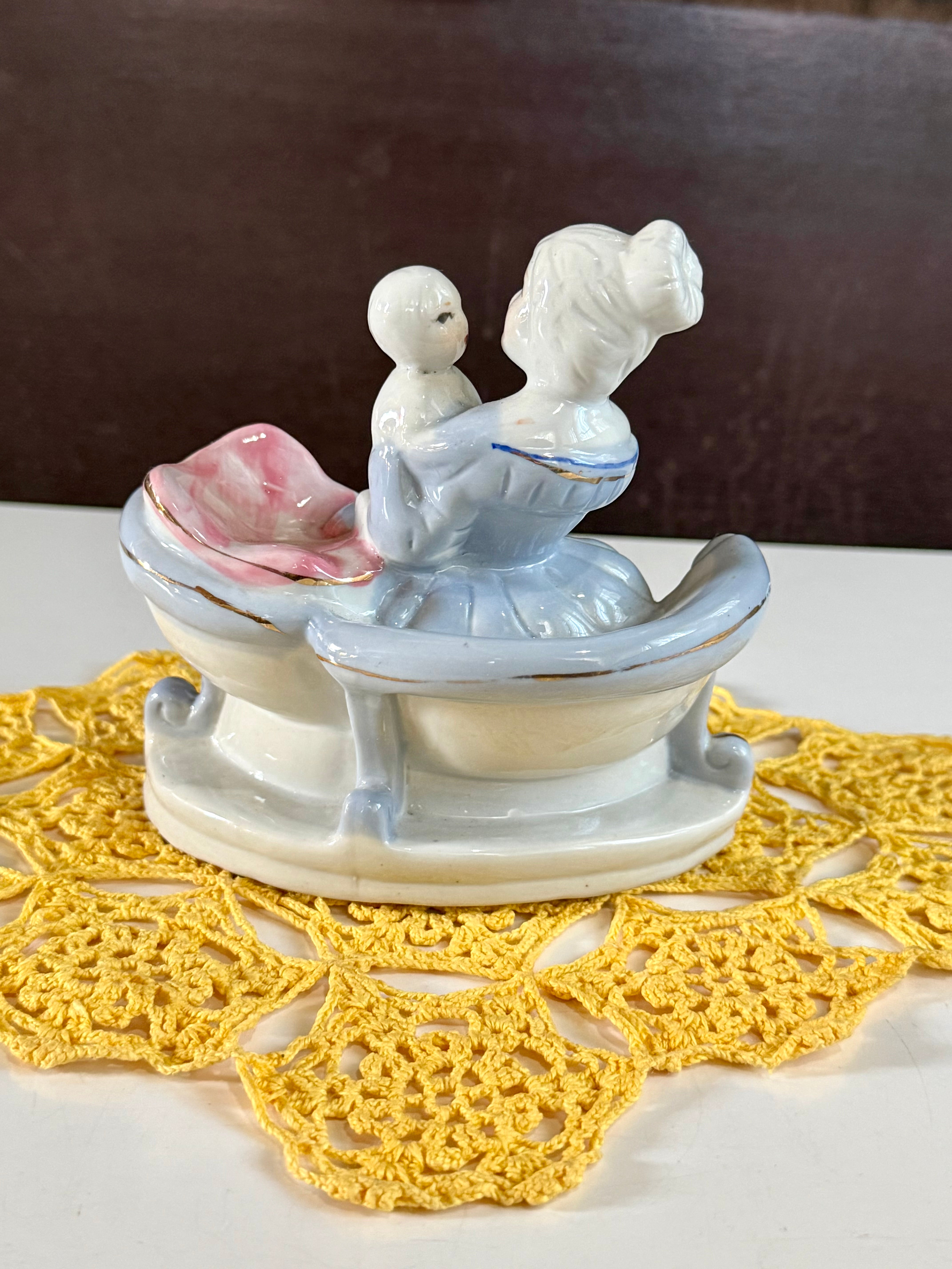 Bibelô de porcelana mãe e bebê