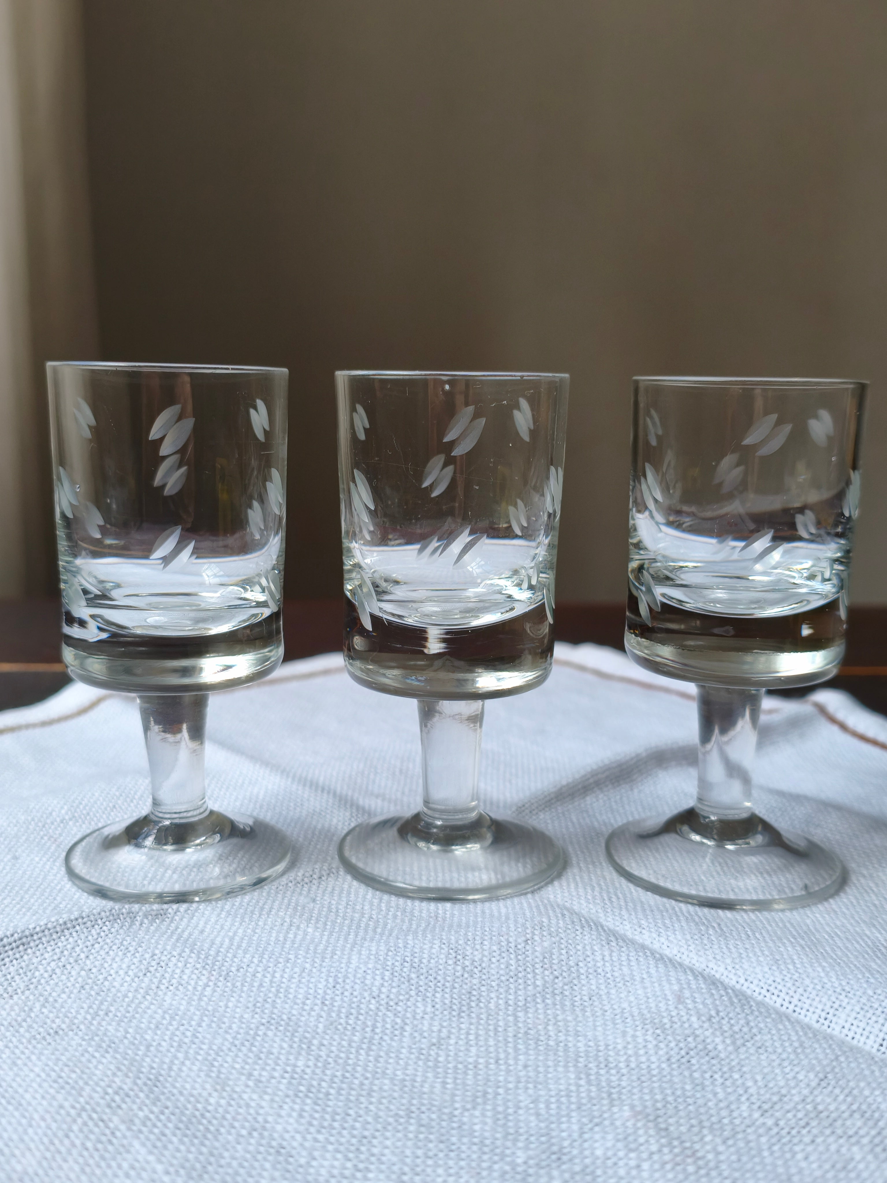 Trio de copos para licor em vidro decorado