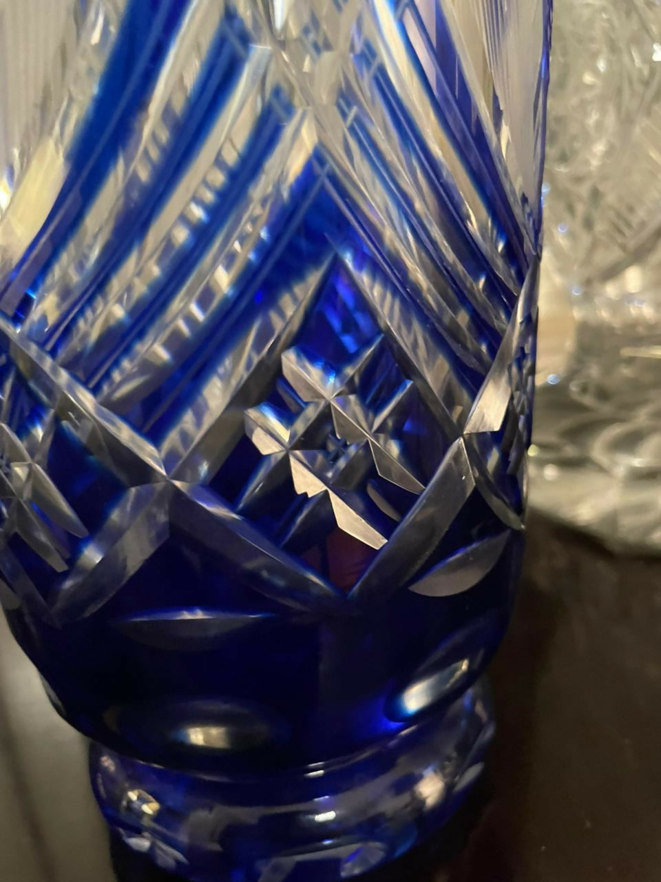 Vaso em cristal lapidado azul cobalto bohemia