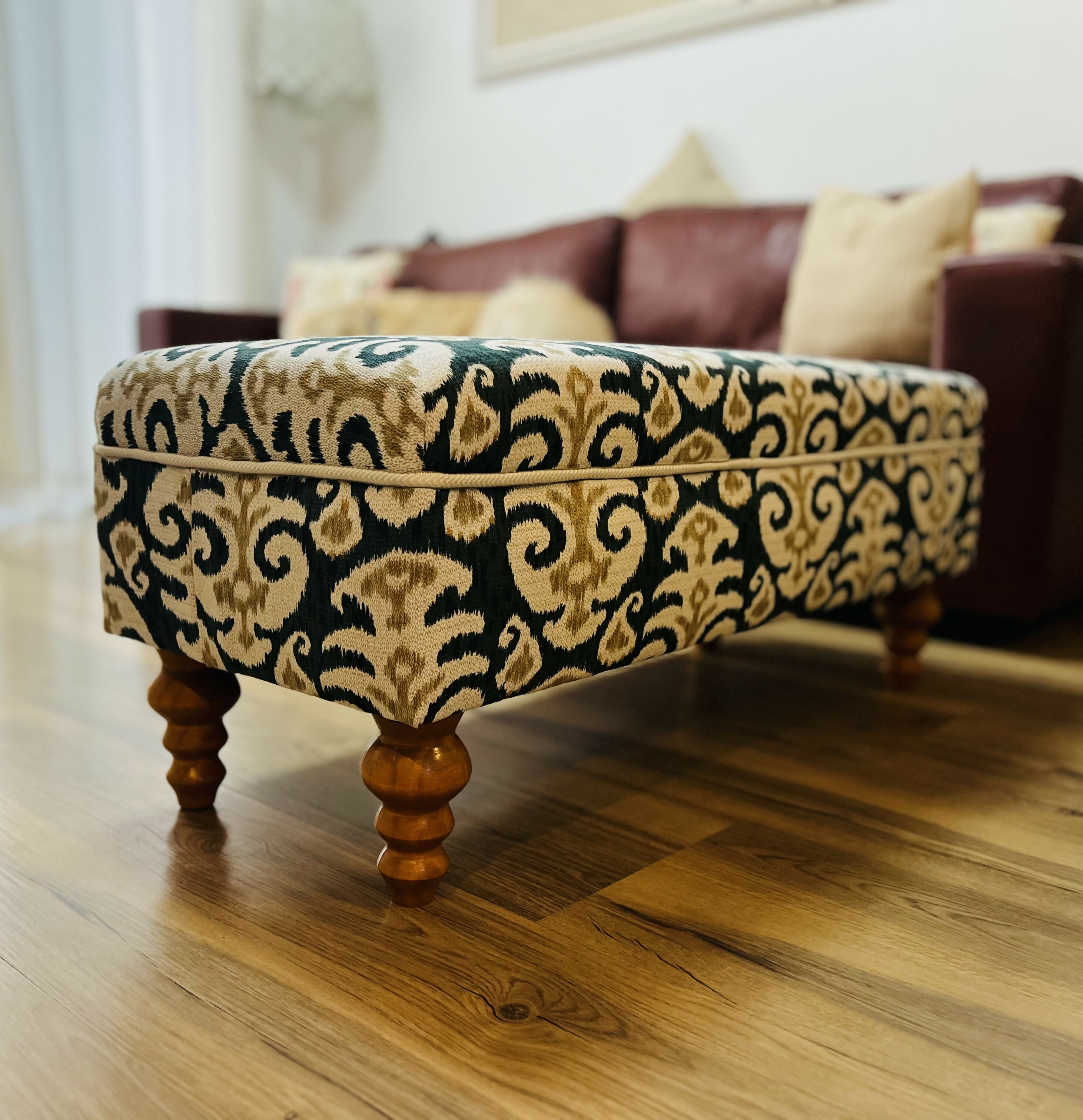 Pufe / banco com pés torneadose e estampa Ikat