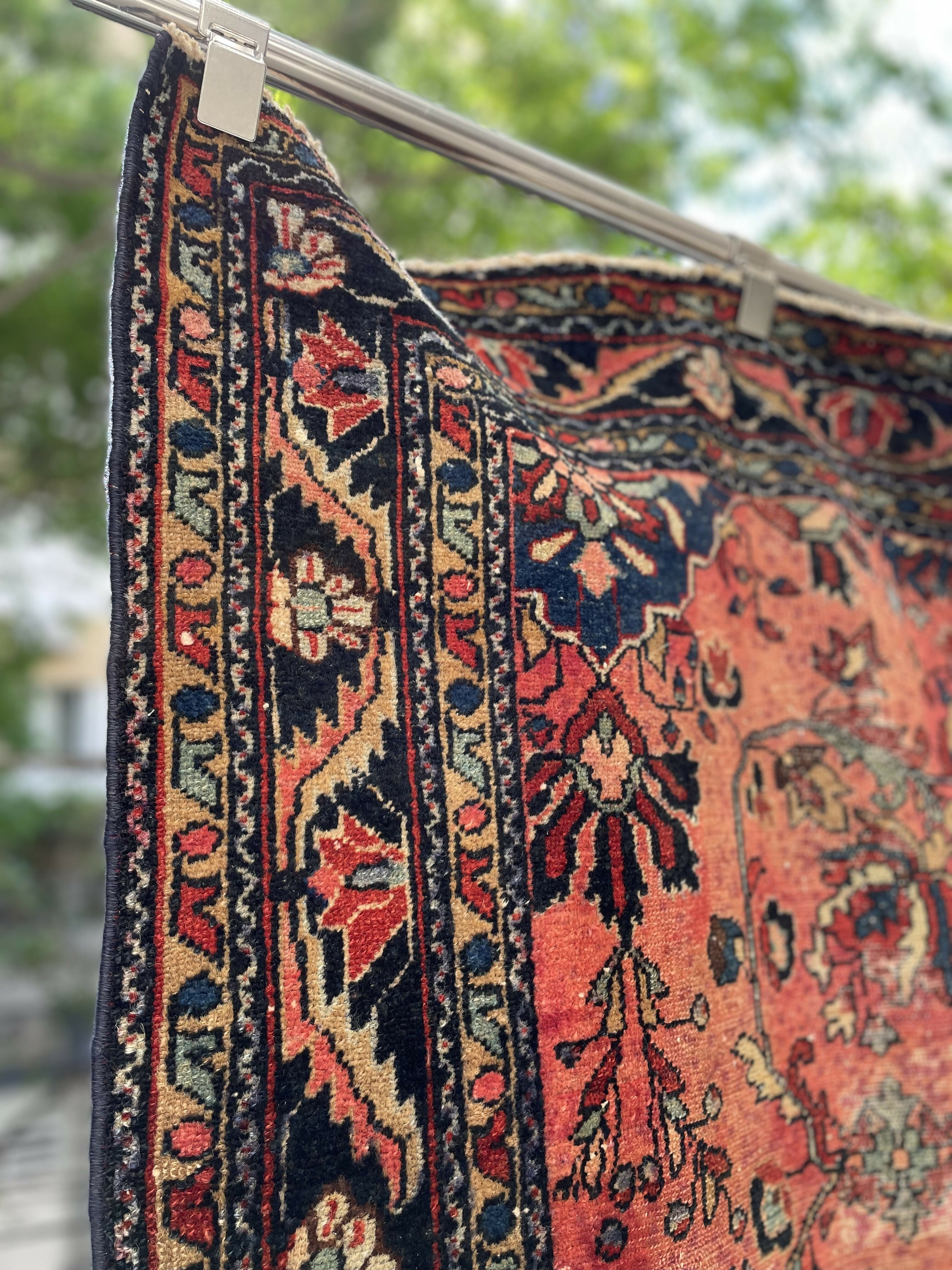 Tapete Sarouk com padrão floral