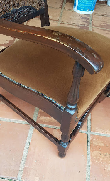 Cadeira com braço em madeira e encosto em palhinha indiana anos 40