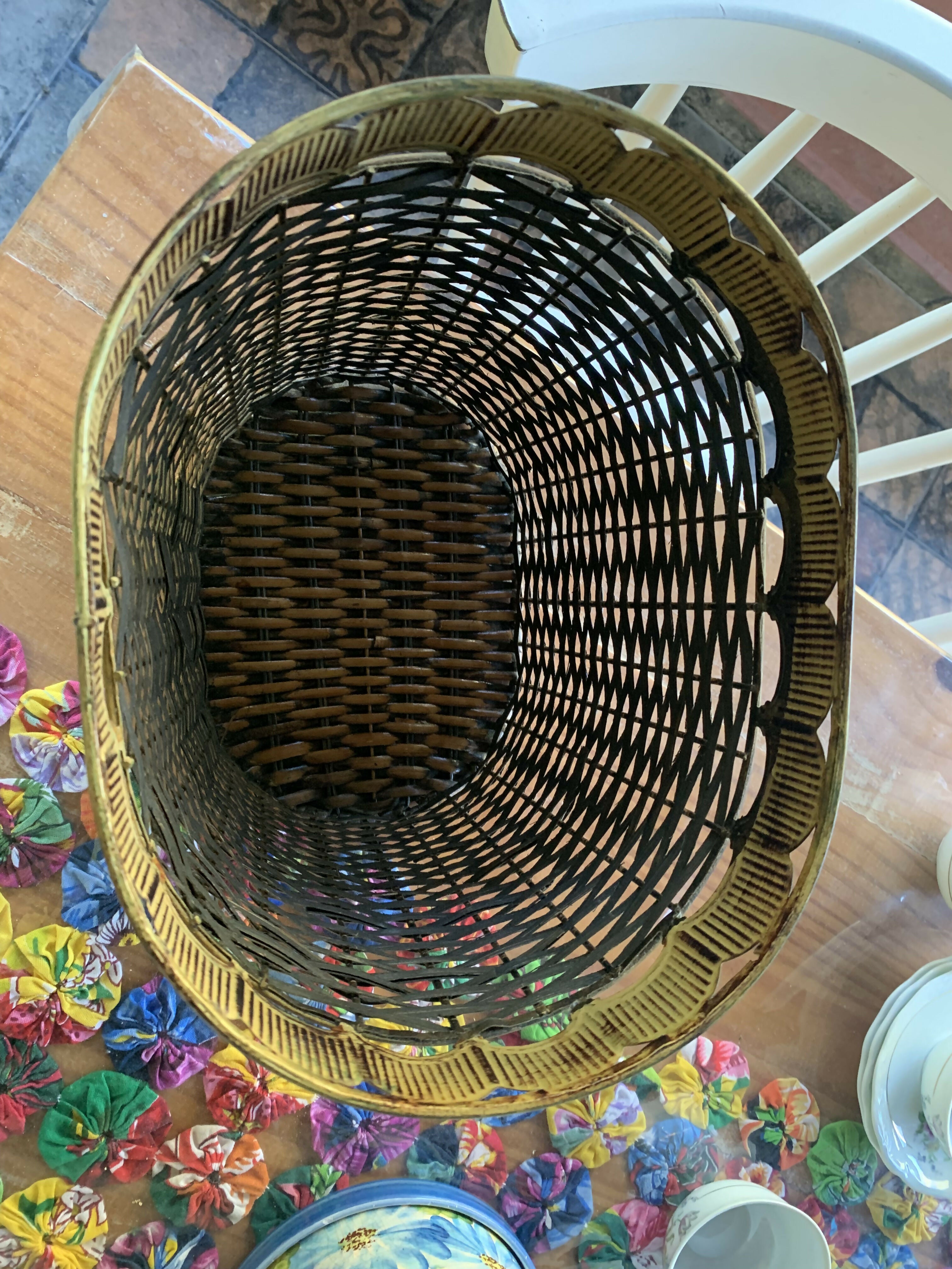 Cesto em vime e metal