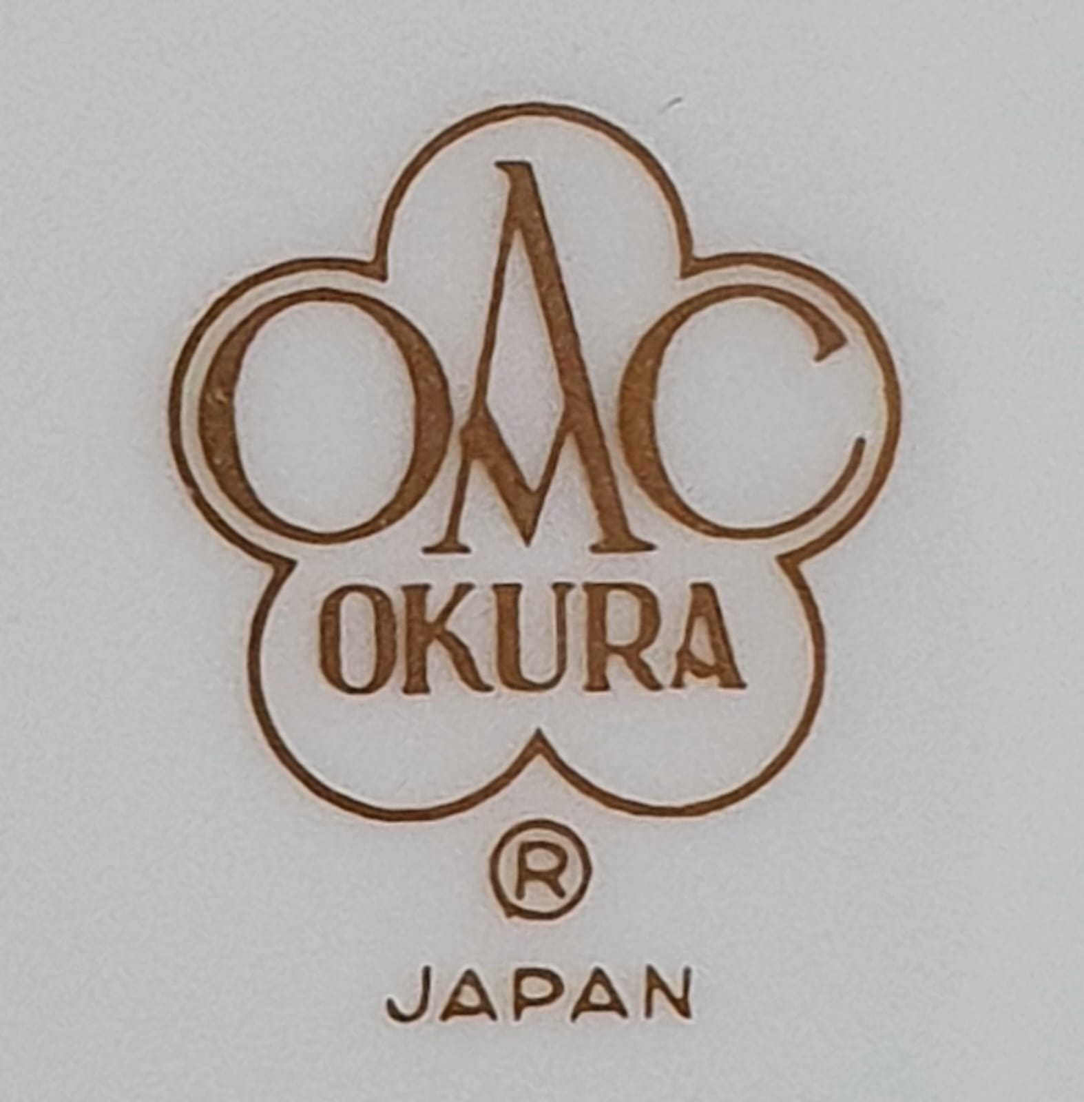  Vaso em porcelana branquíssima vitrificada japonesa OAC Okura.  Borda com filetação à ouro, em excelente estado!