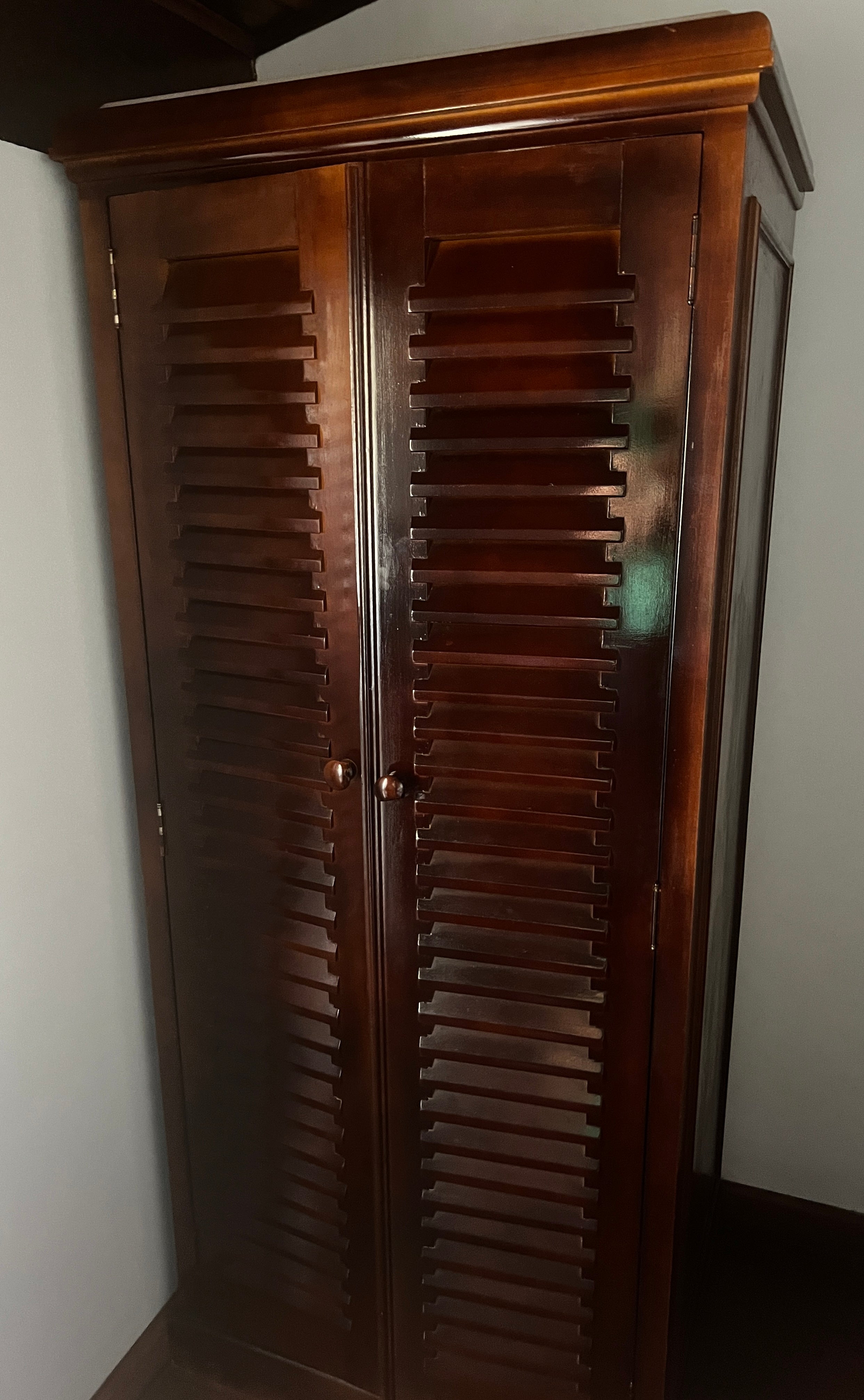 Roupeiro maciço com Mármore Travertino 