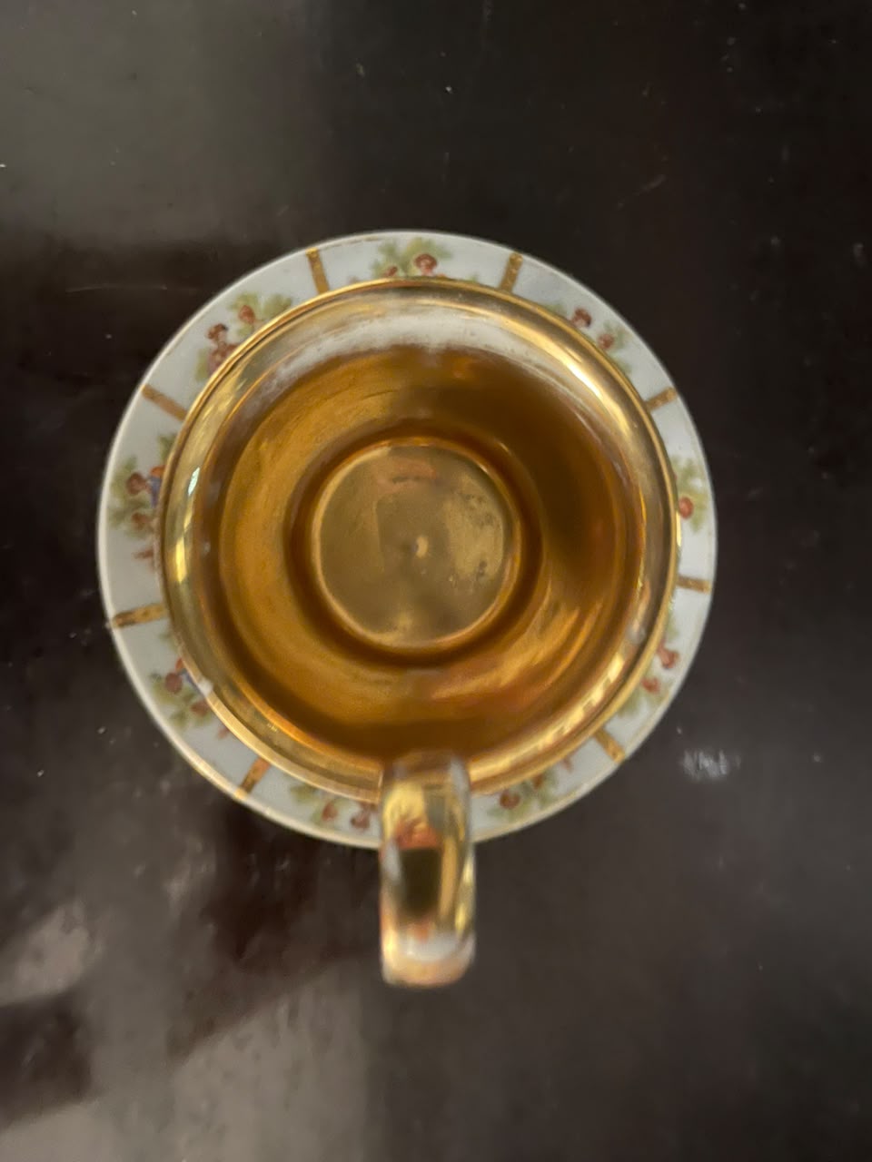 Xícara com pires em porcelana com cena galante e douração Bavária