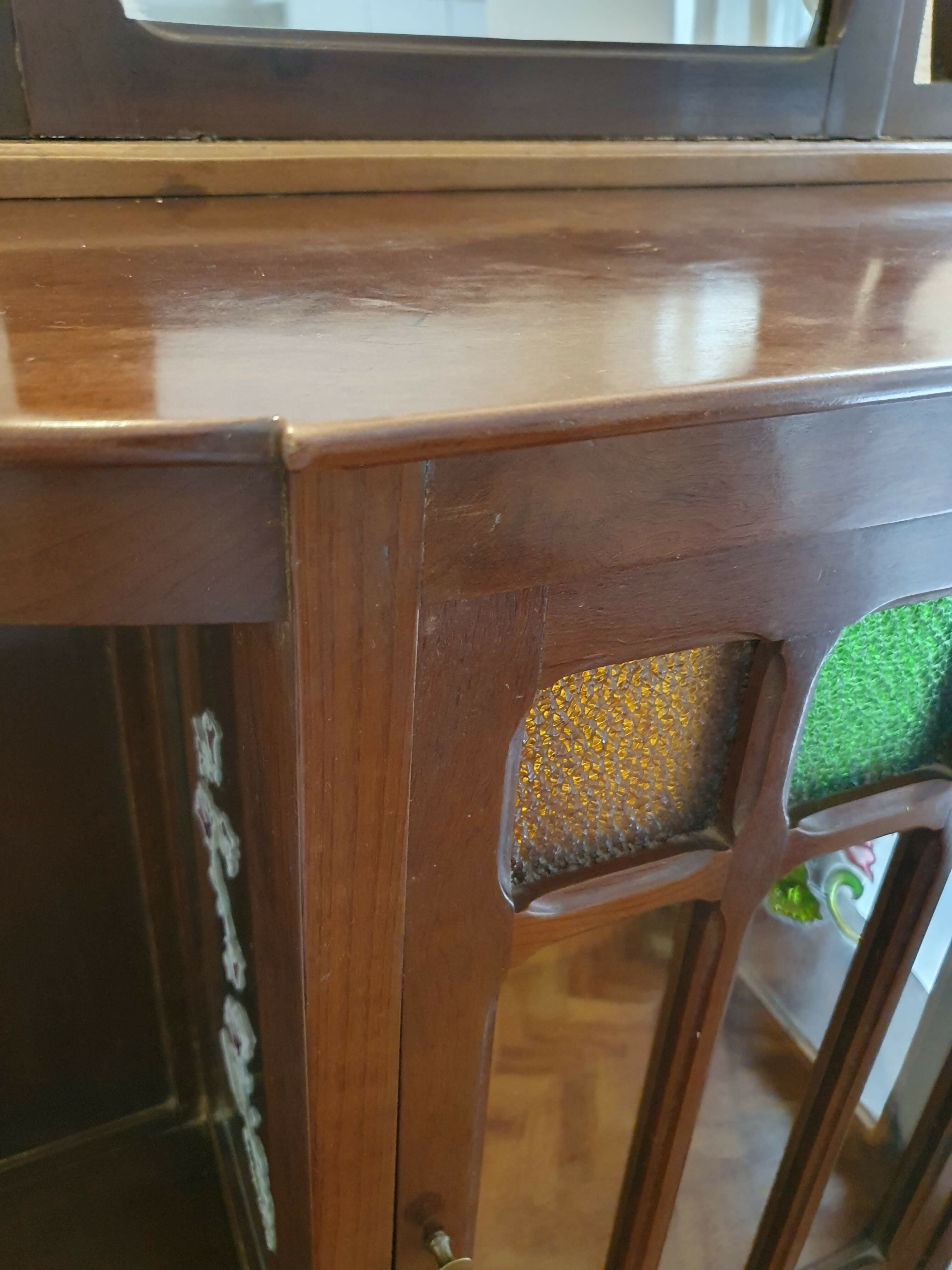 ANTIGA VITRINE (PEQUENA CRISTALEIRA)