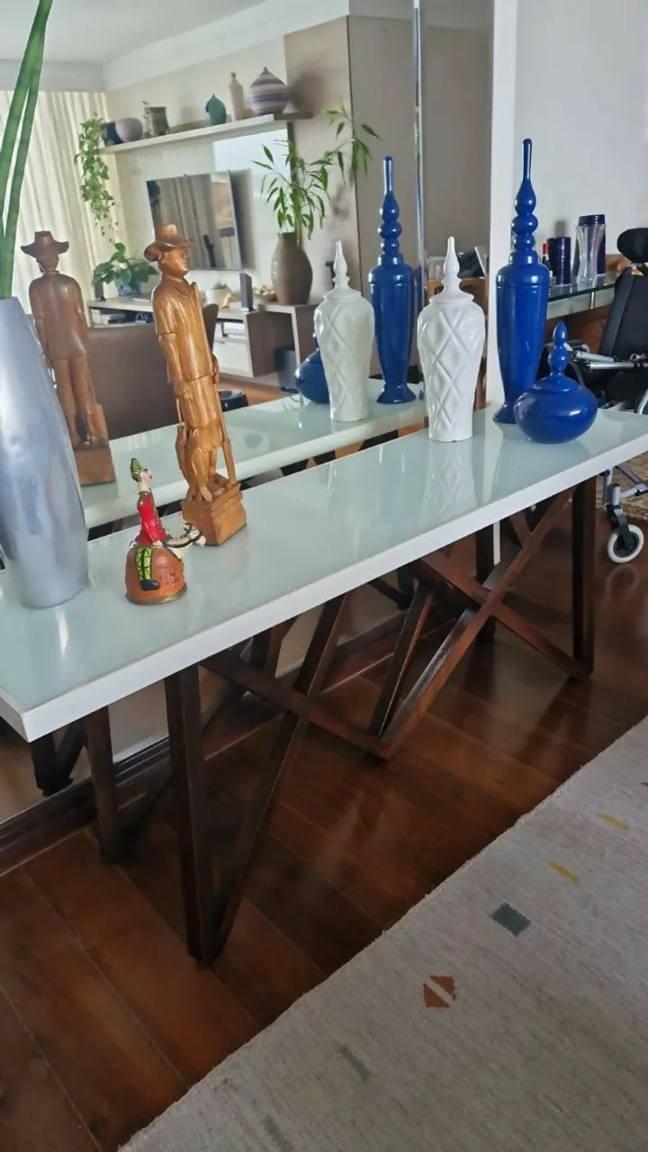 Aparador de madeira e vidro