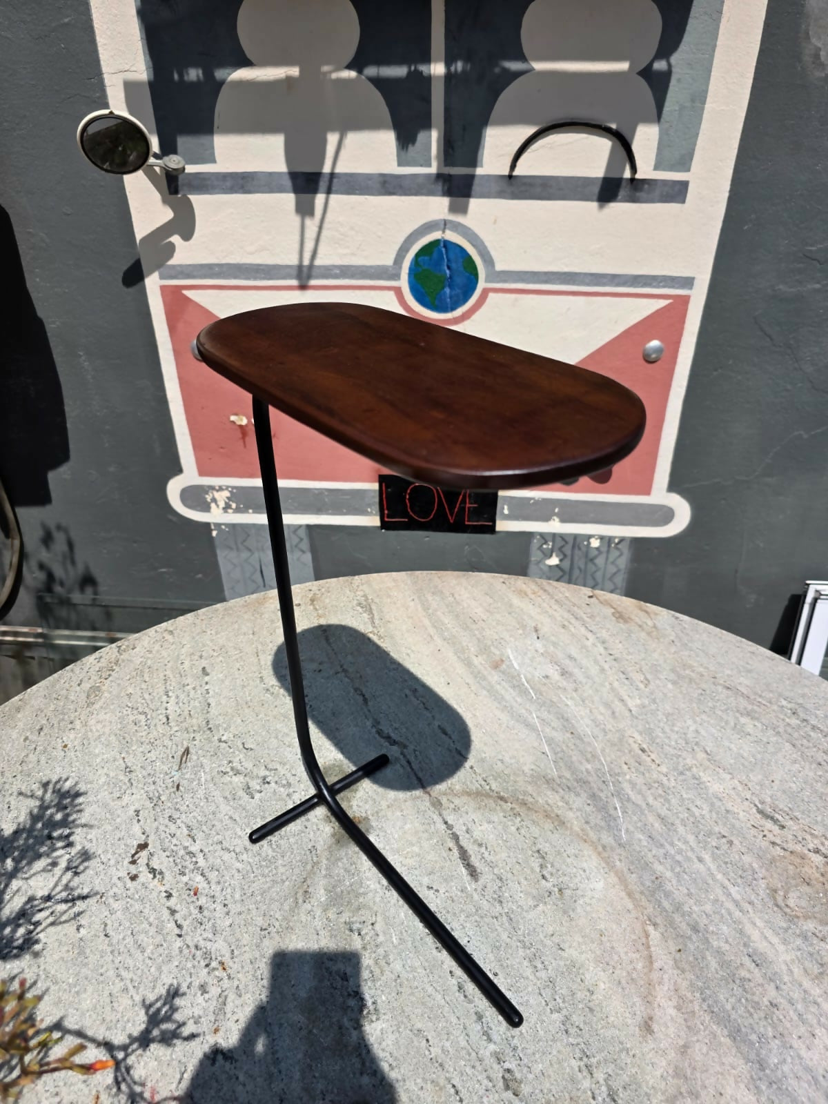 Mesa canto / café em ferro com tampo em imbuia maciça.