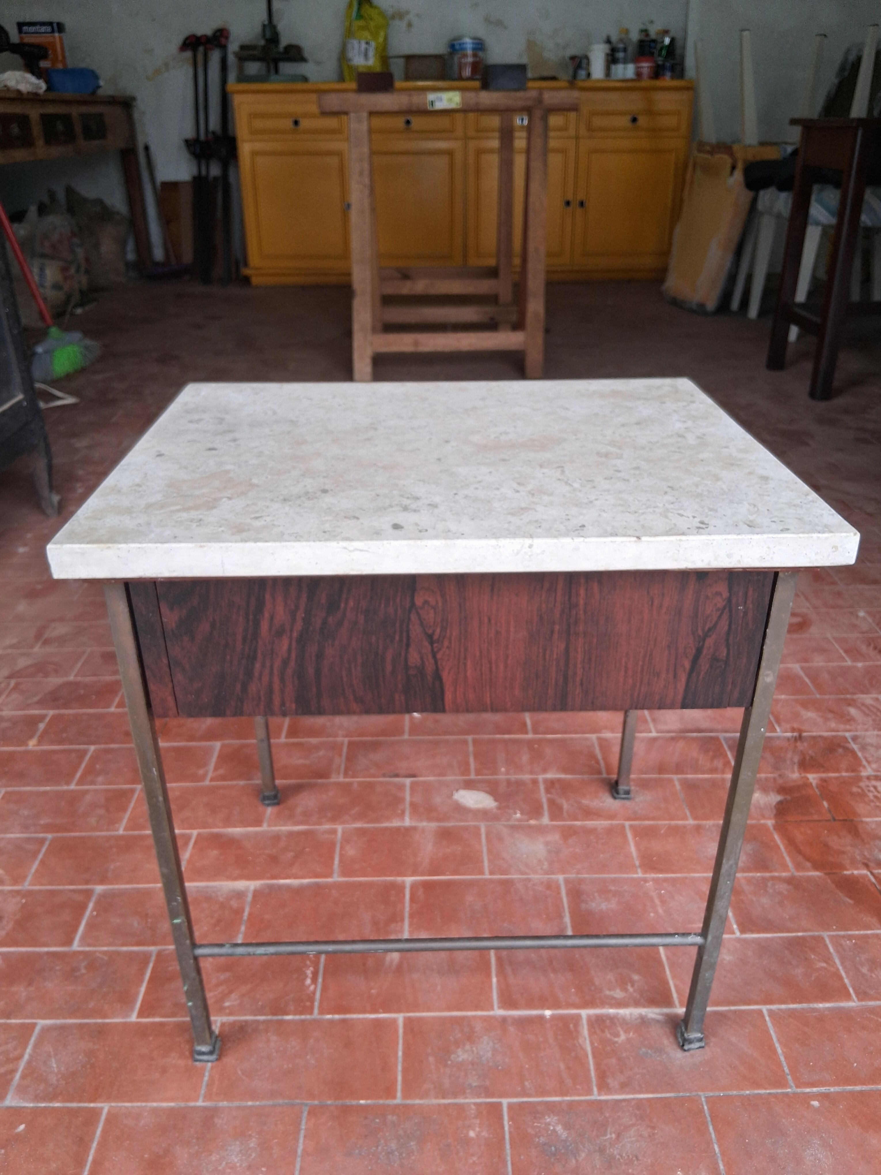 Mesa Lateral folheada em Jacarandá com tampo de mármore