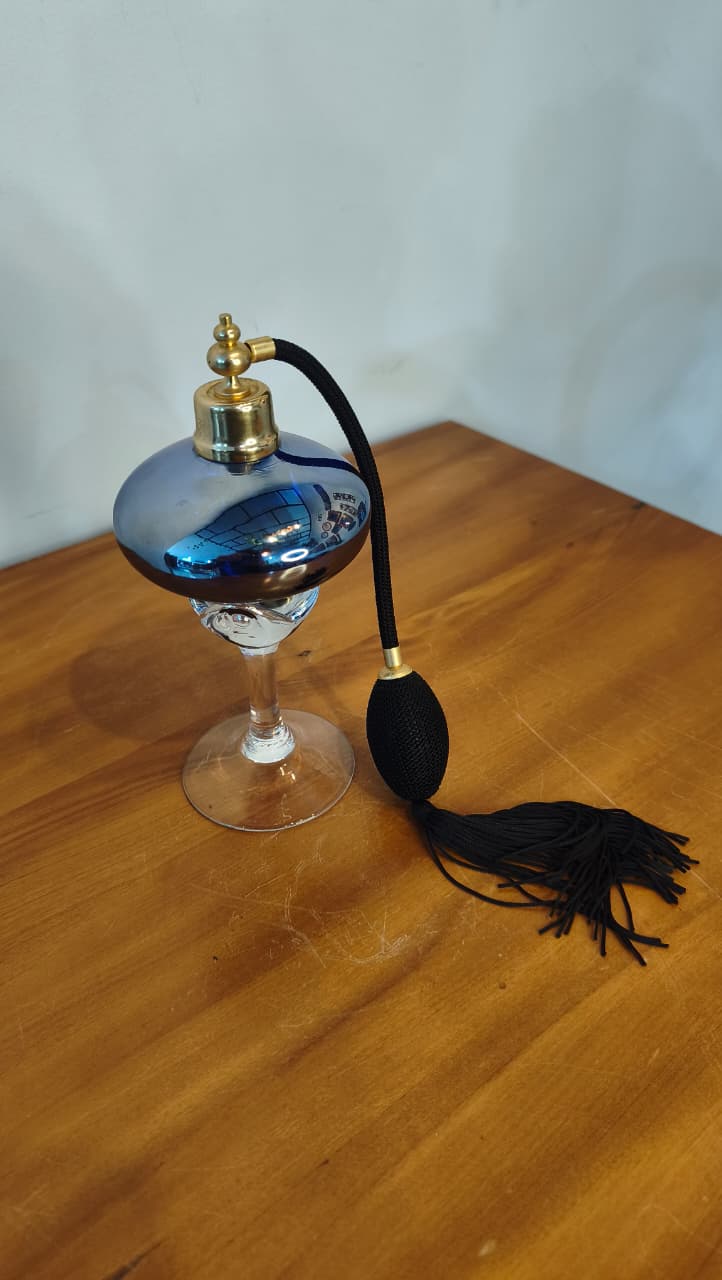 Perfumeiro decorativo em vidro azul espelhado com borrifador | 20 cm
