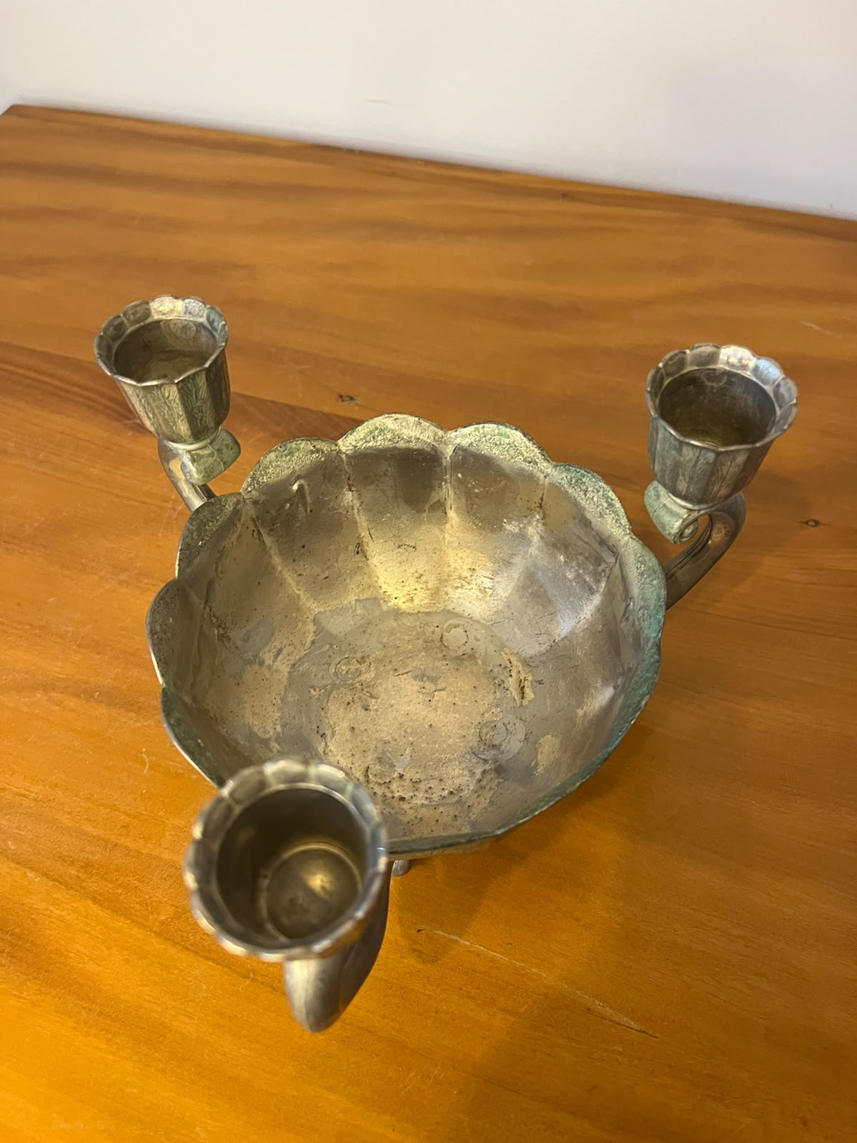 Centro de mesa redondo com castiçal italiano em metal prateado – F.T.D.A. 1982 – 3 velas