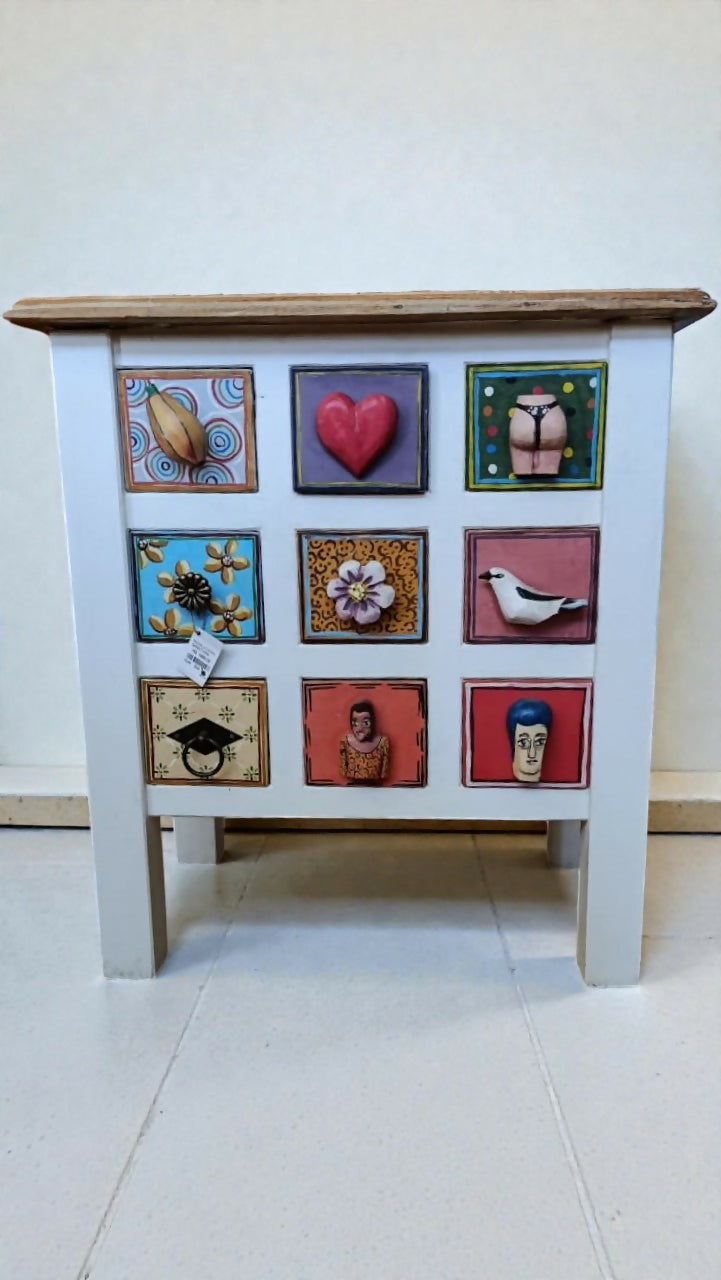 Mesa Lateral Baixa em Madeira Nobre – Gavetas Pintadas à Mão