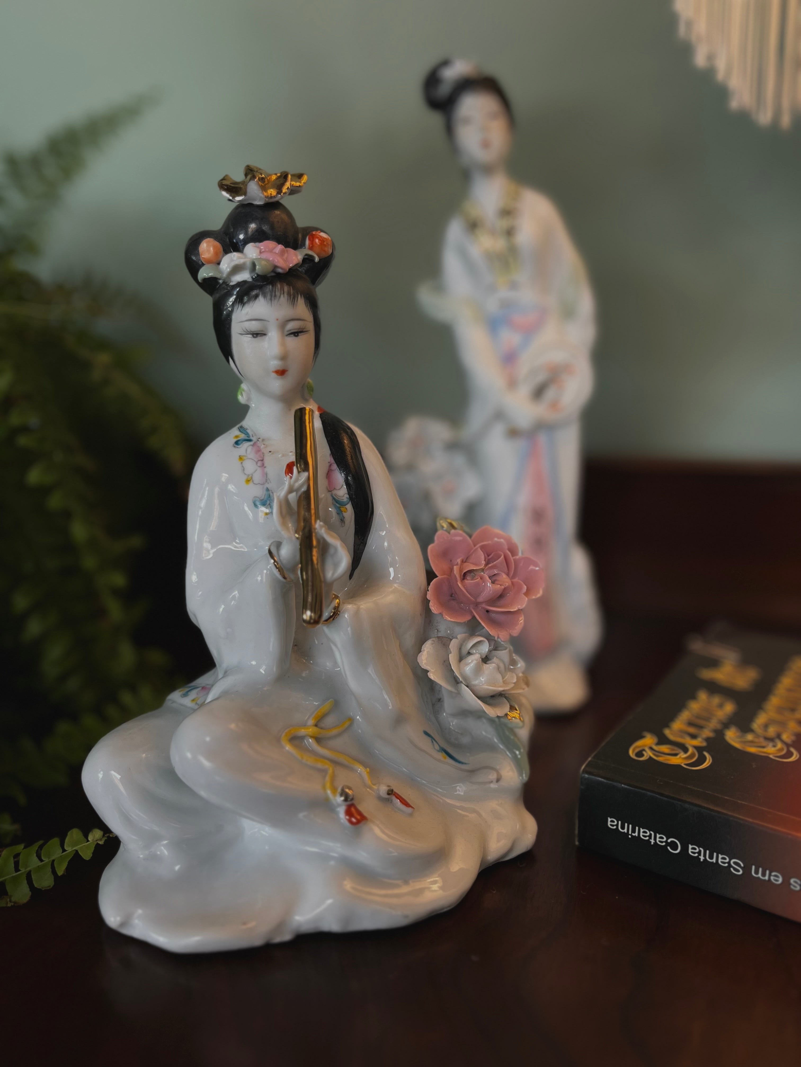 Escultura Gueixa em porcelana decorada