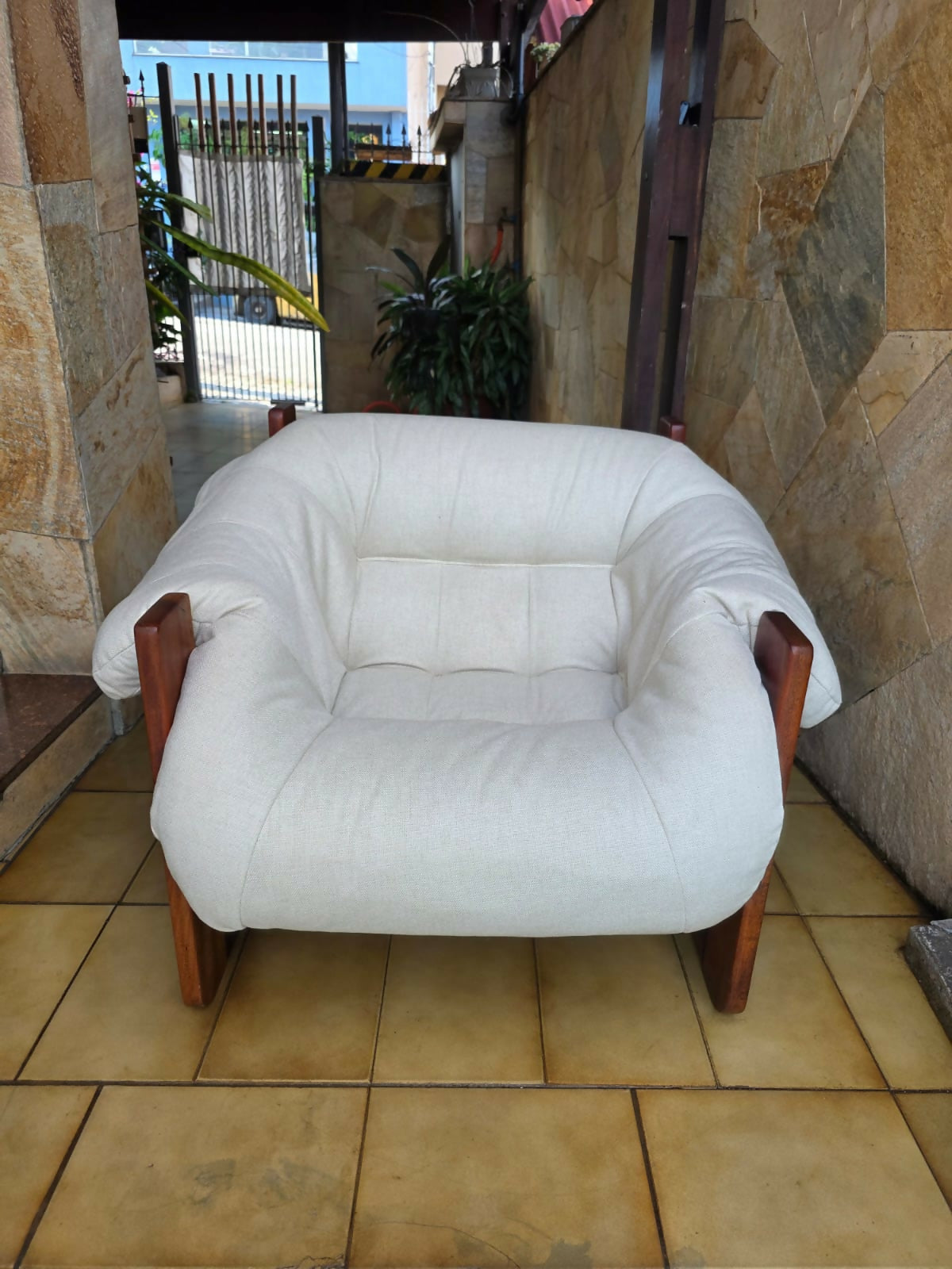 Poltrona MP-97 de Percival Lafer em linho branco