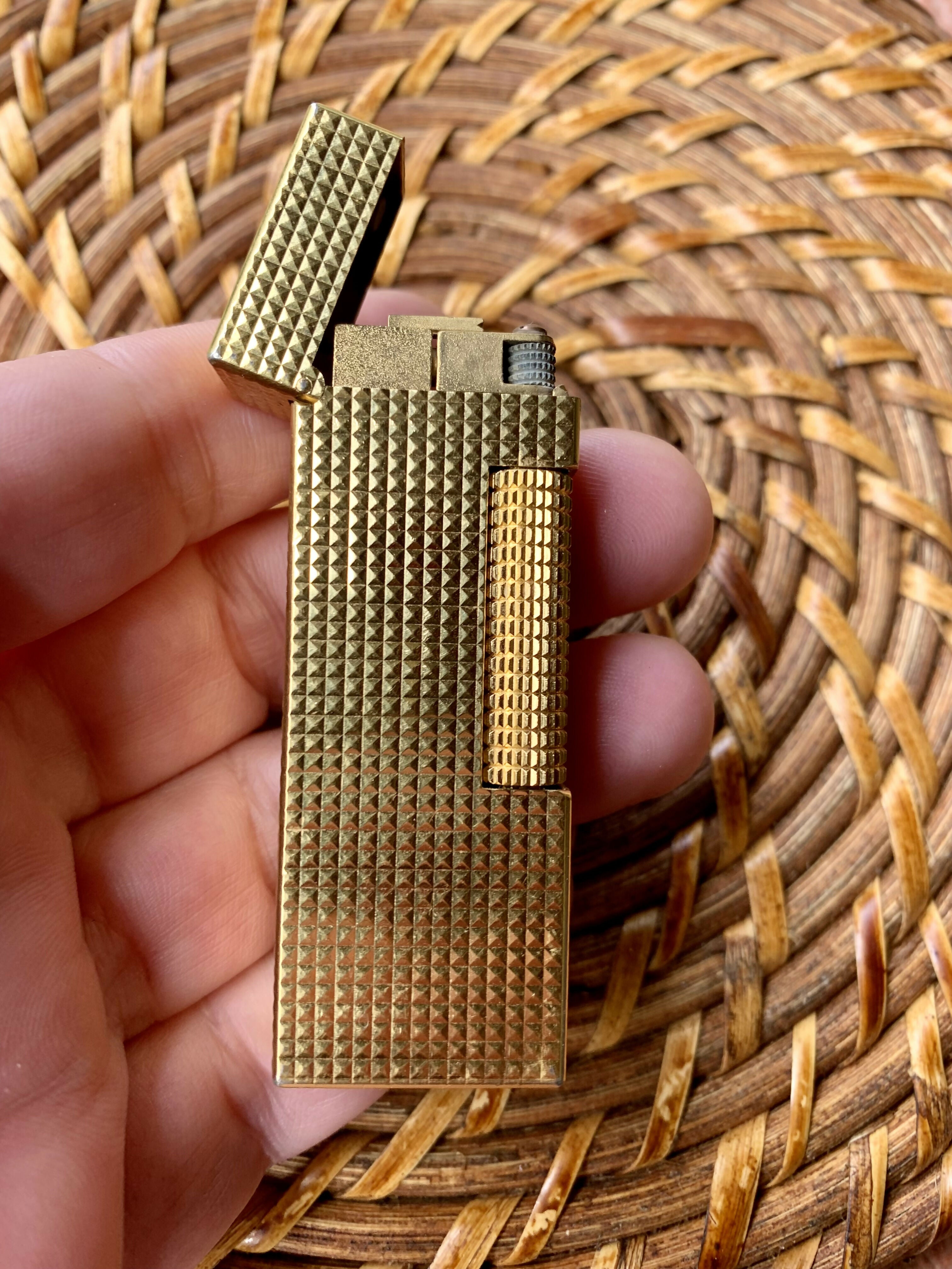 Isqueiro Dunhill banhado em ouro 18K para colecionadores