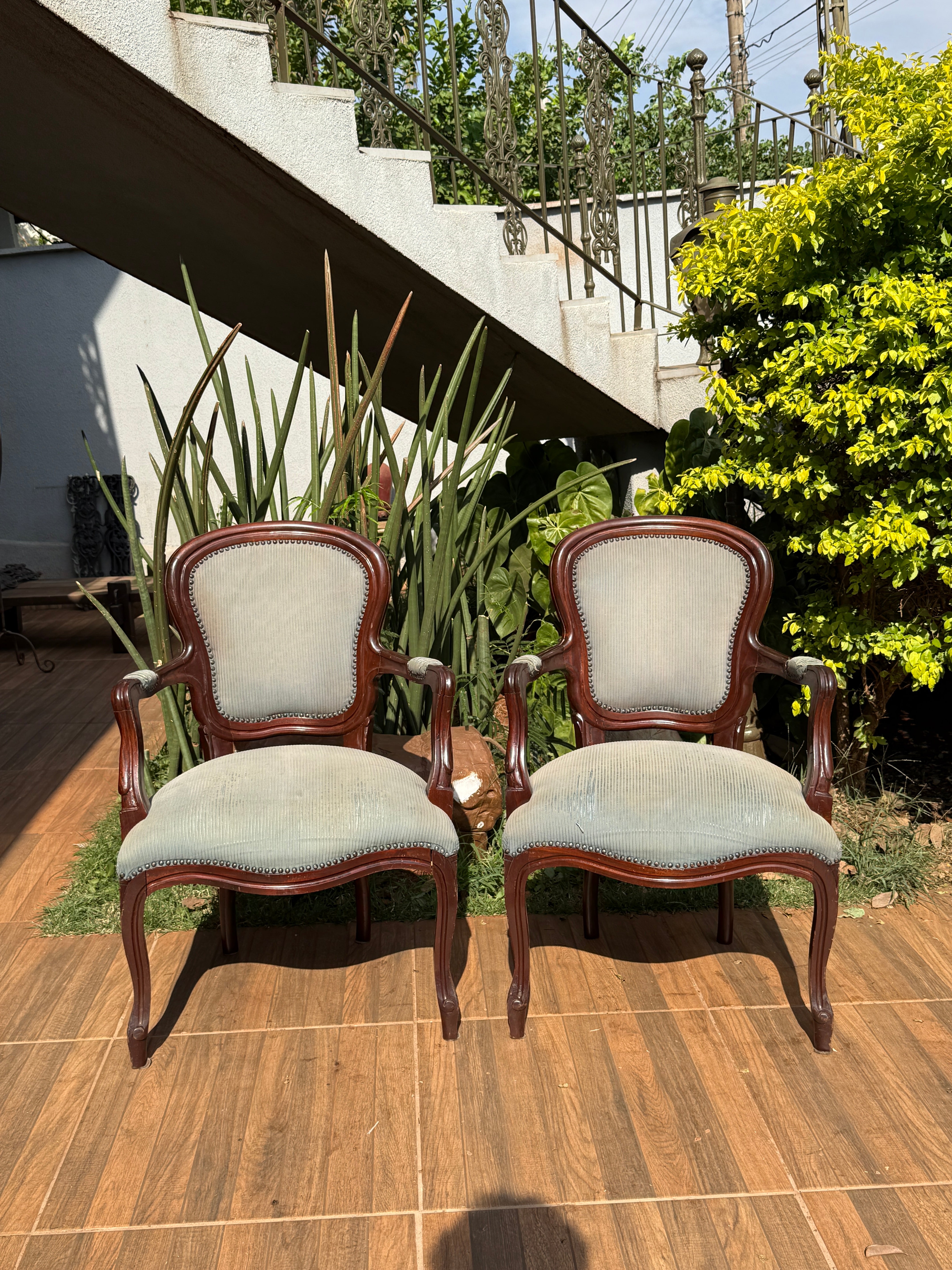 Par de poltronas com braço Luiz XV Estrutura toda em madeira de lei (detalhes no tecido) 