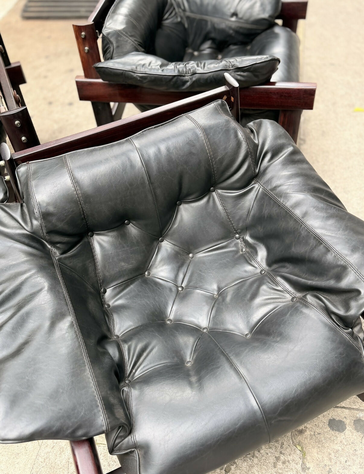 Par de Poltronas MP-41 em couro