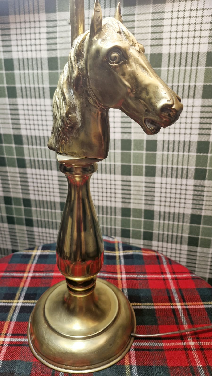 Raríssimo Abajur Neoclássico Country House em metal dourado com busto de Cavalo e cúpula com iltutracei