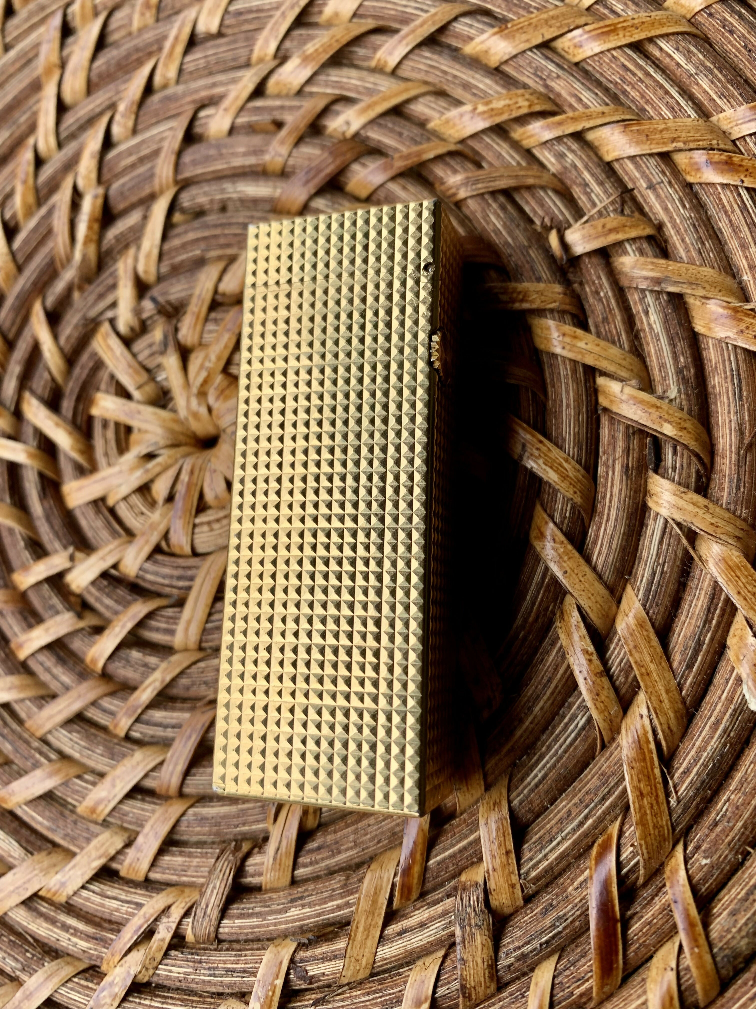Isqueiro Dunhill banhado em ouro 18K para colecionadores