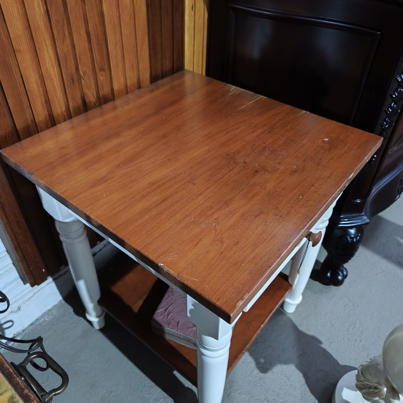 Mesa de Apoio Bicolor (branco e madeira) com Gaveta e Prateleira Inferior