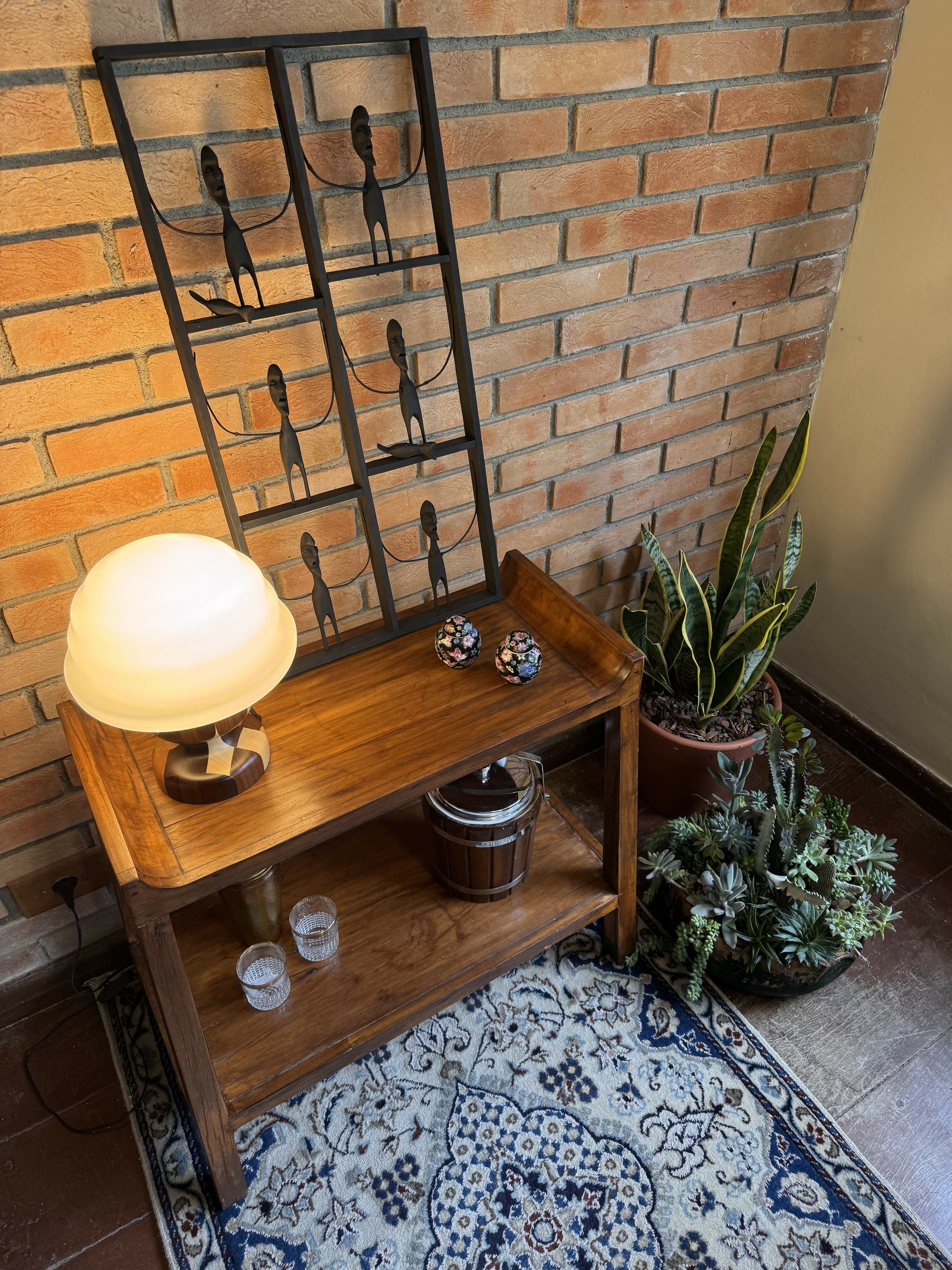 Mesa / mesinha de apoio em madeira nobre maciça