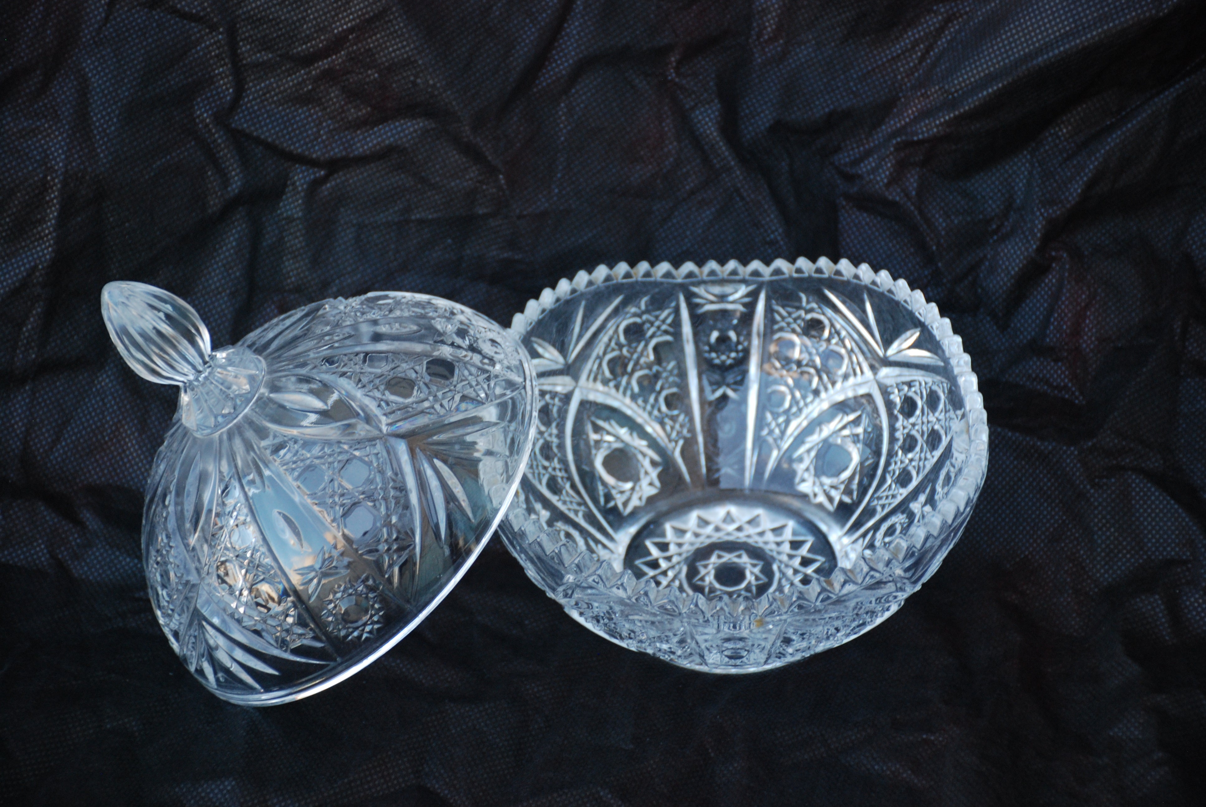 Bomboniere com tampa em cristal bohemia anos 70 - lapidado 18 x 15 , borda serrilhada