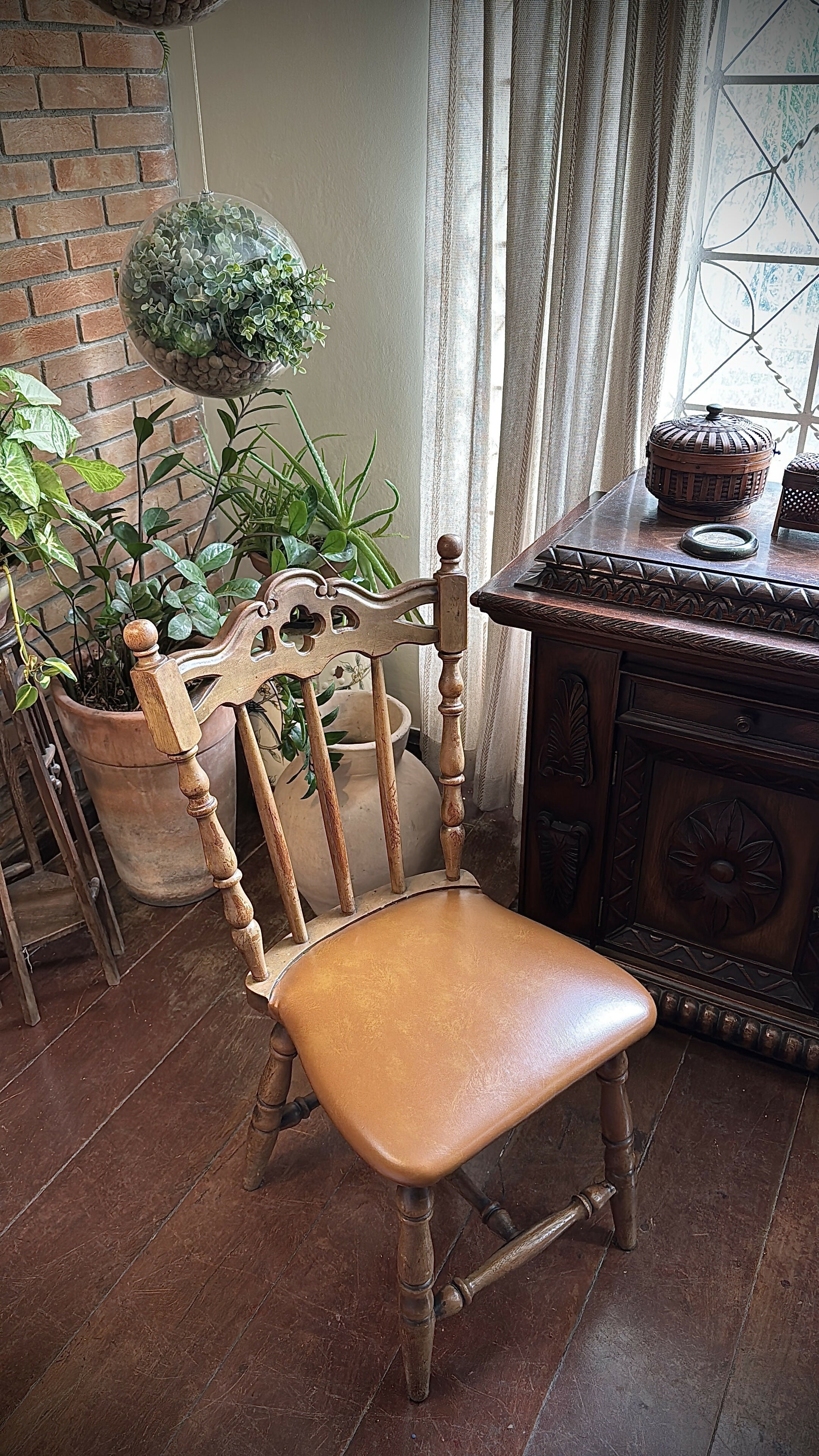 Antiga cadeira esculpida e madeira maciça e assento em couro