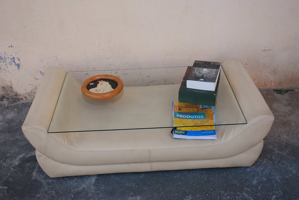 Mesa de Centro Revisteiro retangular revestida em corino claro e vidro anos 80 