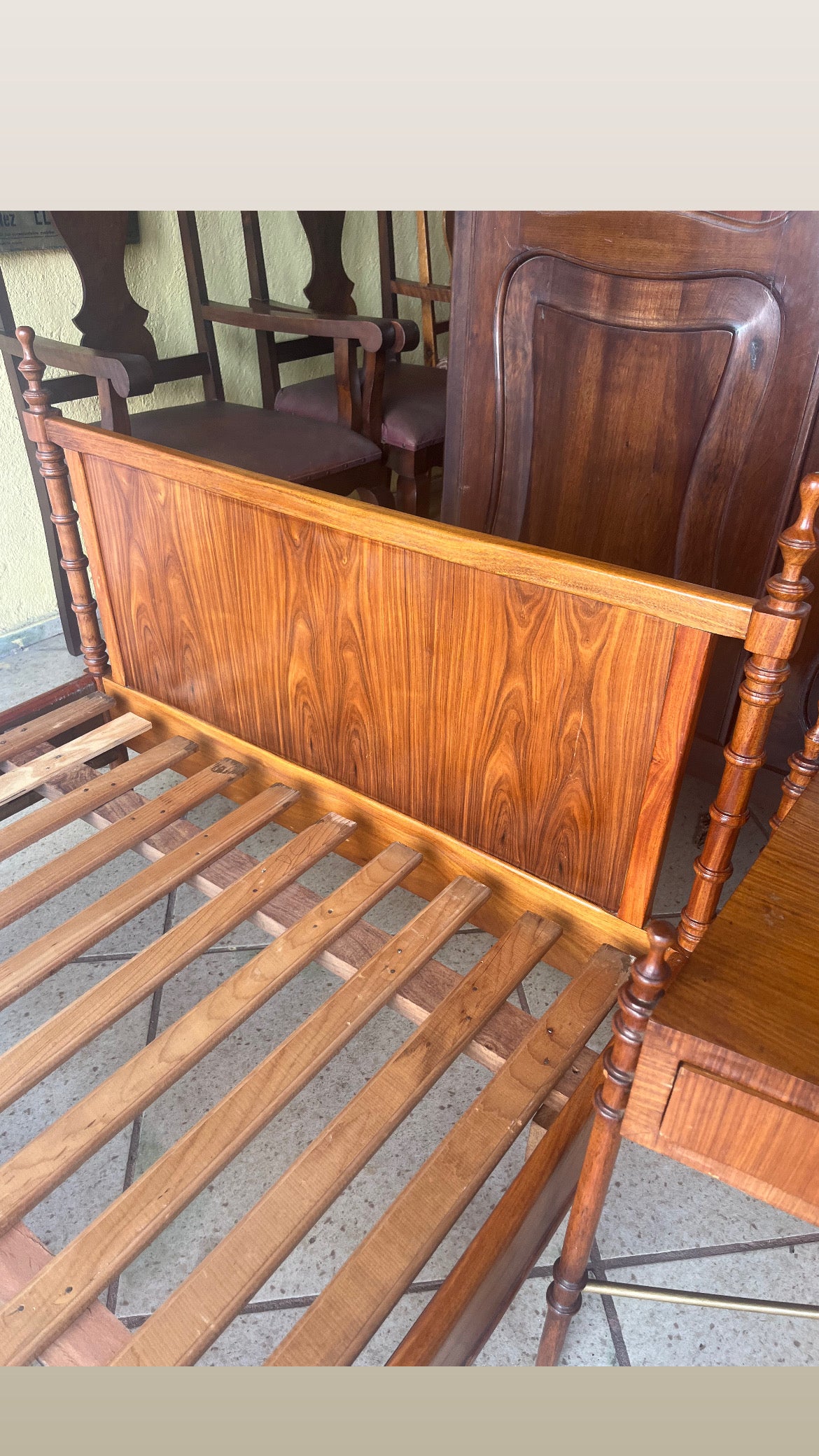 CONJUNTO DE CAMA DE SOLTEIRO COM MESINHA CABECEIRA ANTIGAS