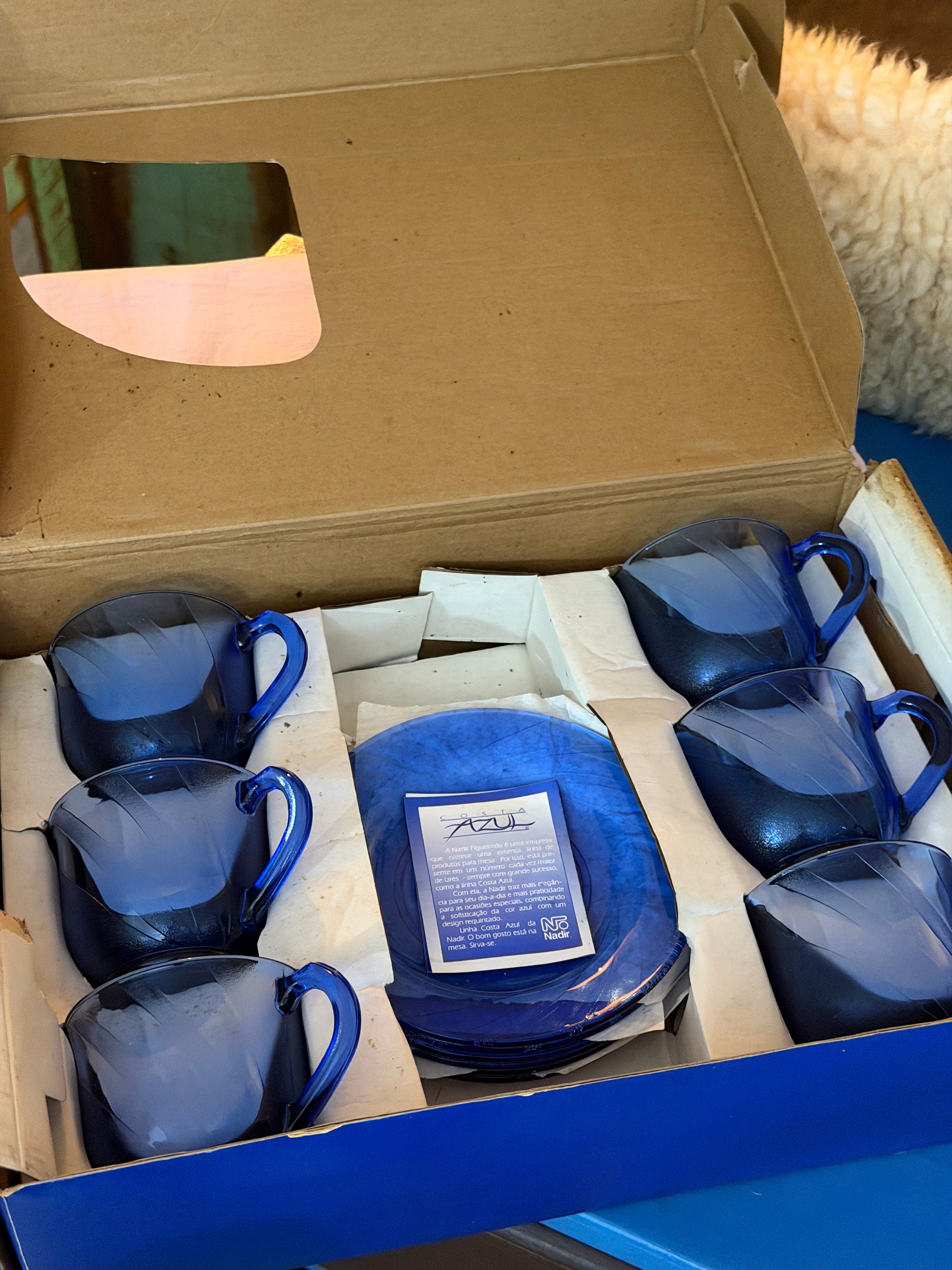 Maravilhoso conjunto  antigo de xícaras de chá da marca Nadir Figueiredo, linha Costa Azul. São 6 xícaras com seus respectivos pires