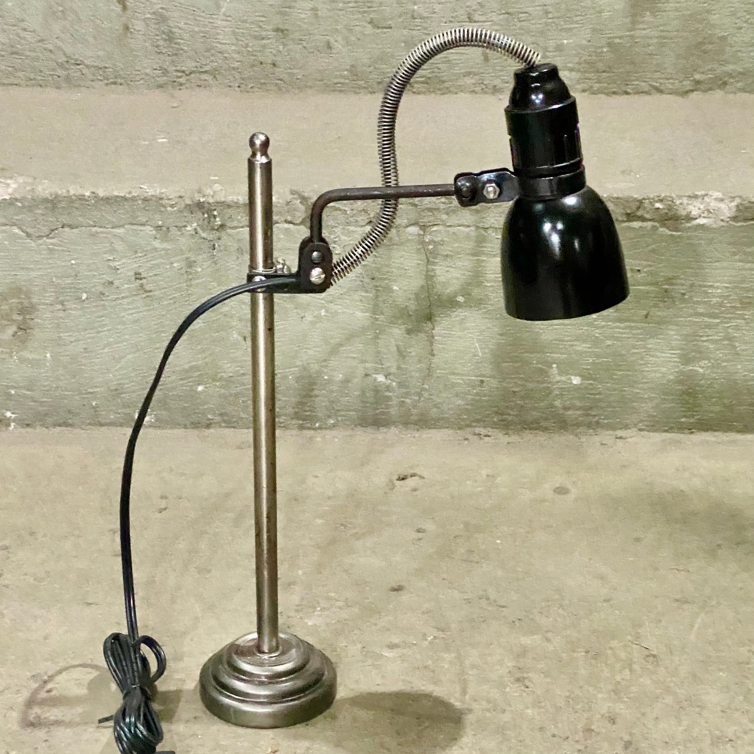 Luminária customizada com base em metal e cúpula preta 