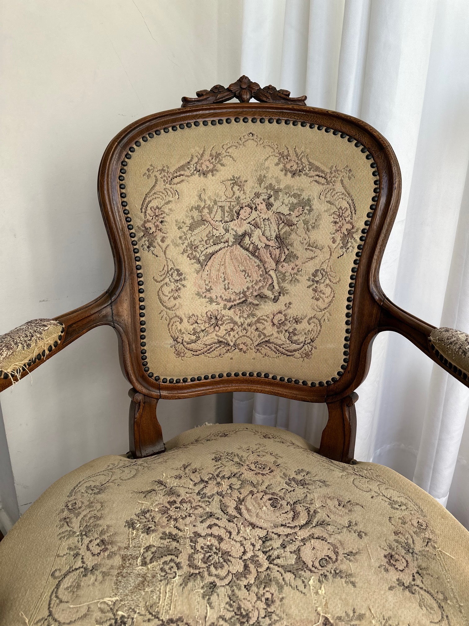 Antiga poltrona Luis XV com braço toda original com estofado Gobelin floral 