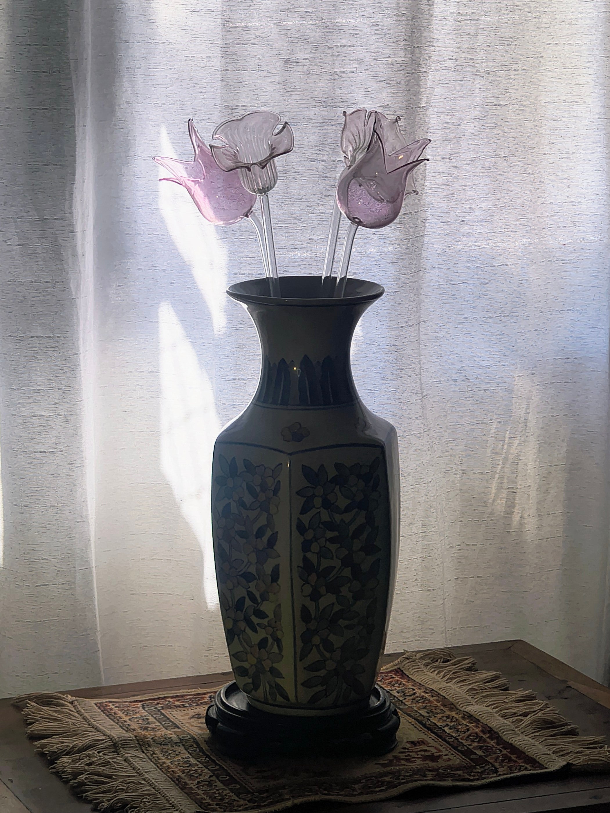 Vaso oriental pintado à mão com delicadas Flores de vidro