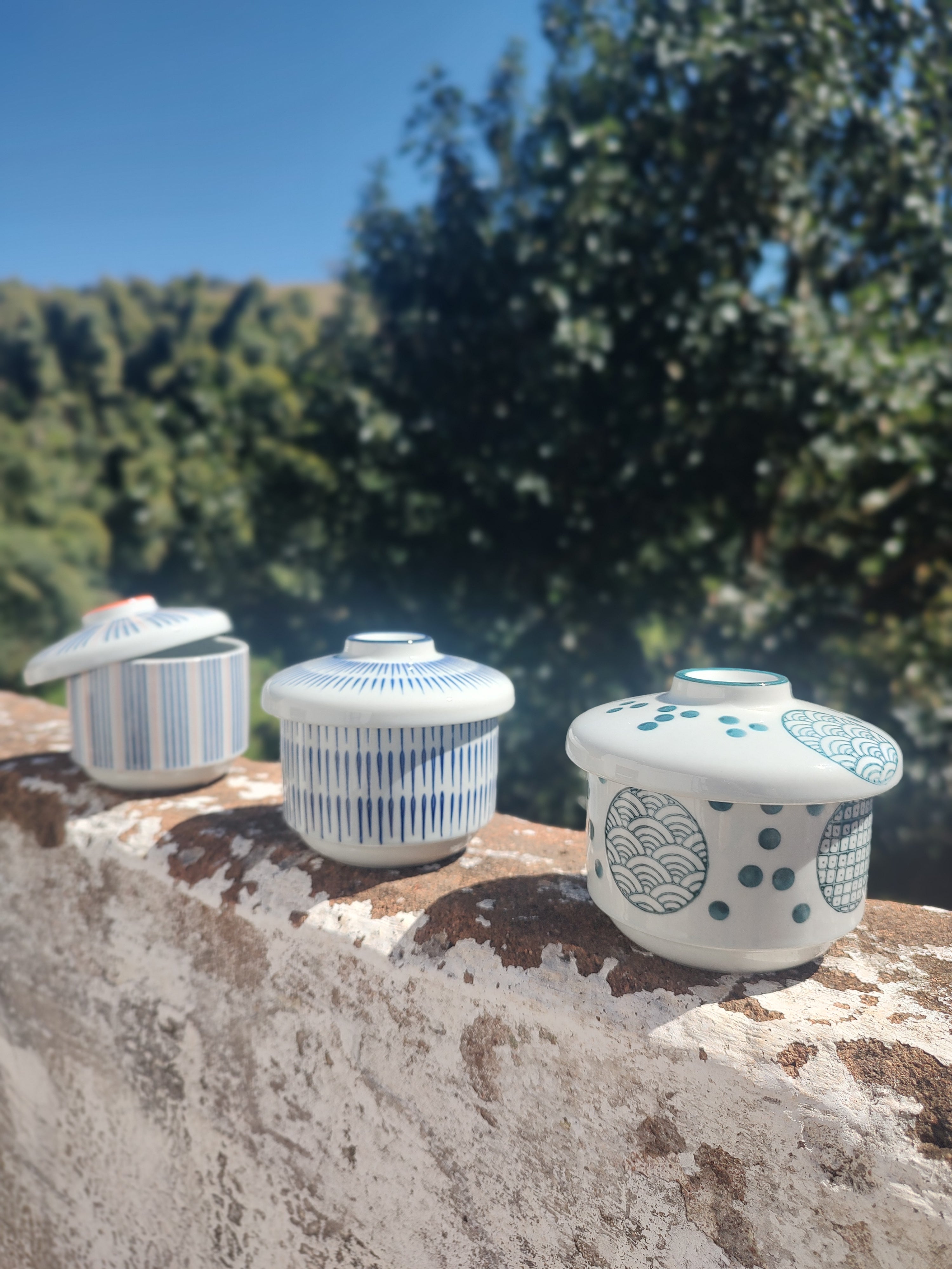 Delicado Trio de pequenos Potes com tampa em porcelana japonesa
